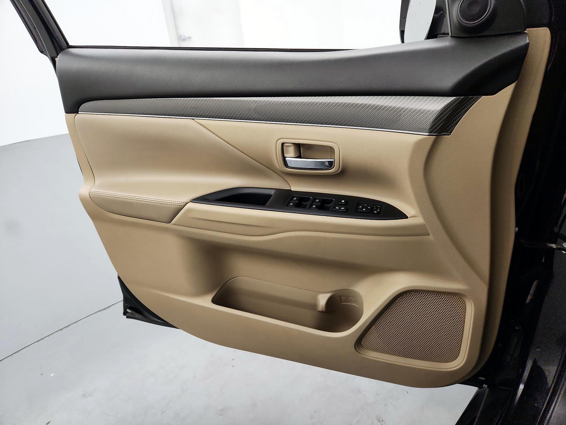Thumbnail: 2020 Mitsubishi Outlander - 12