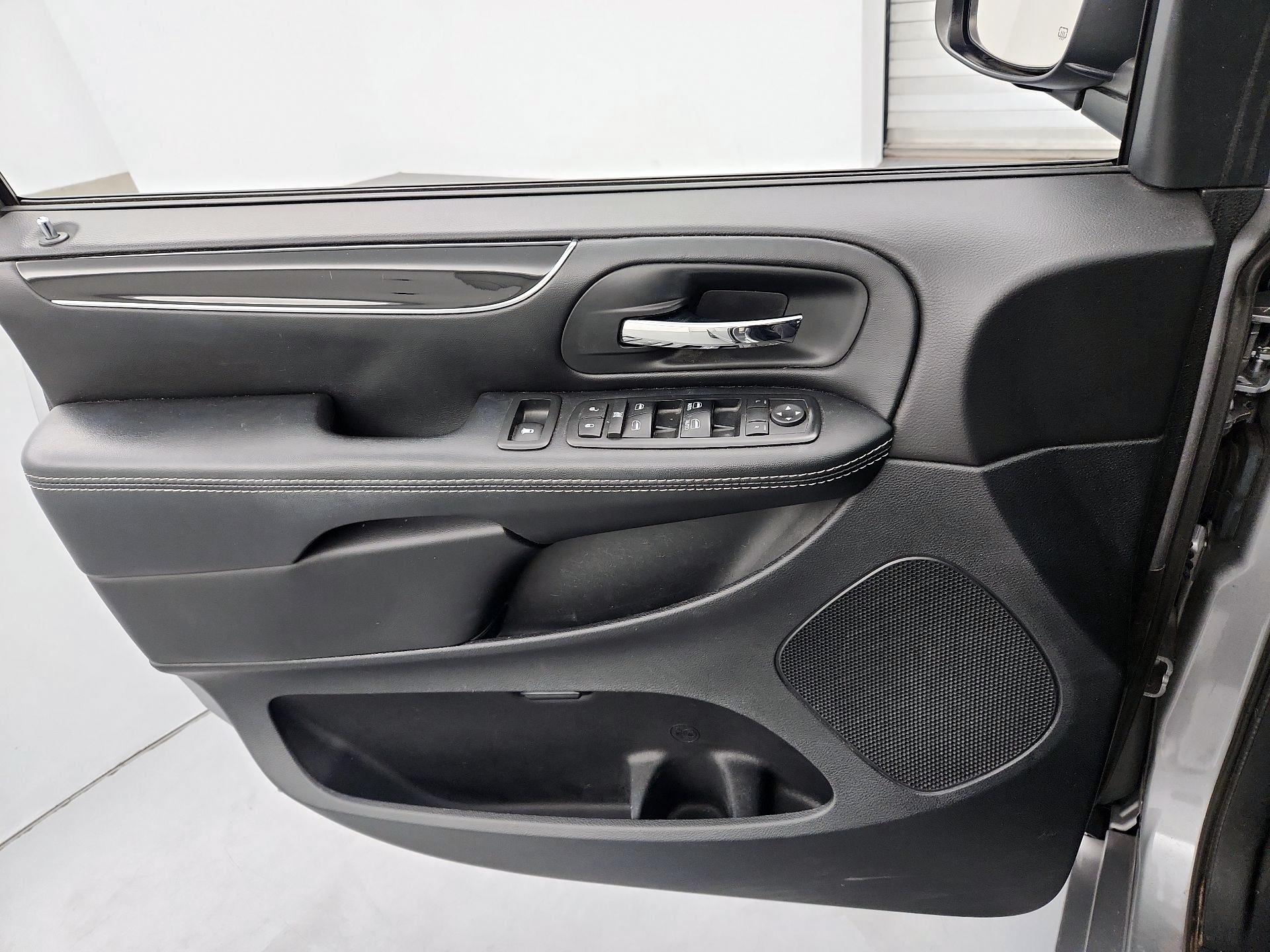 Thumbnail: 2019 Dodge Grand Caravan - 12