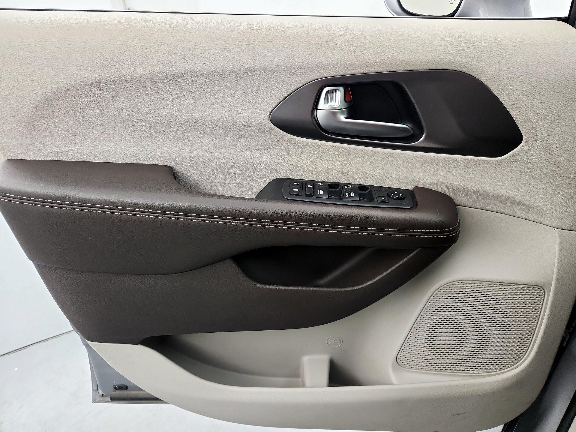 Thumbnail: 2019 Chrysler Pacifica - 12