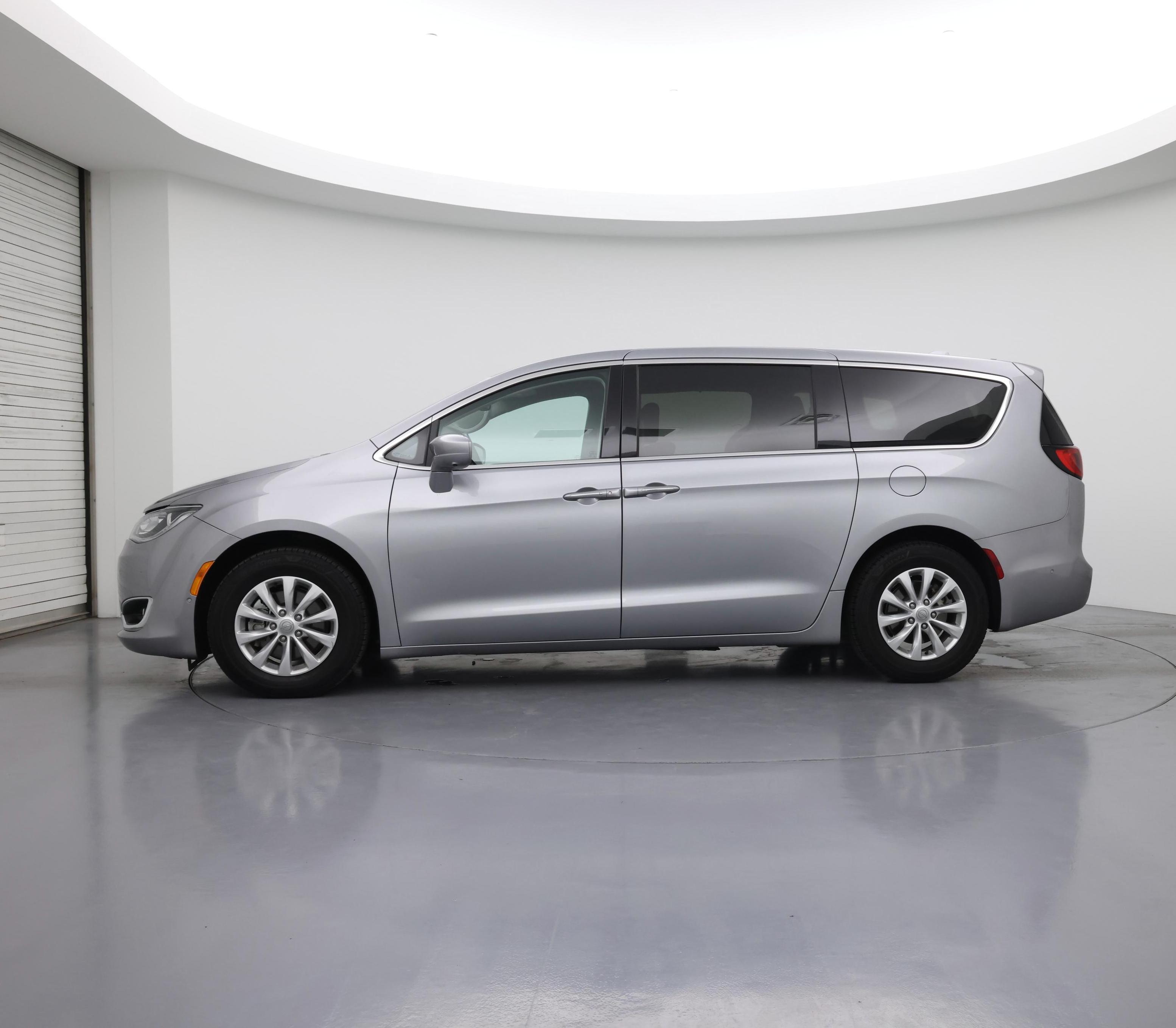 Thumbnail: 2019 Chrysler Pacifica - 3