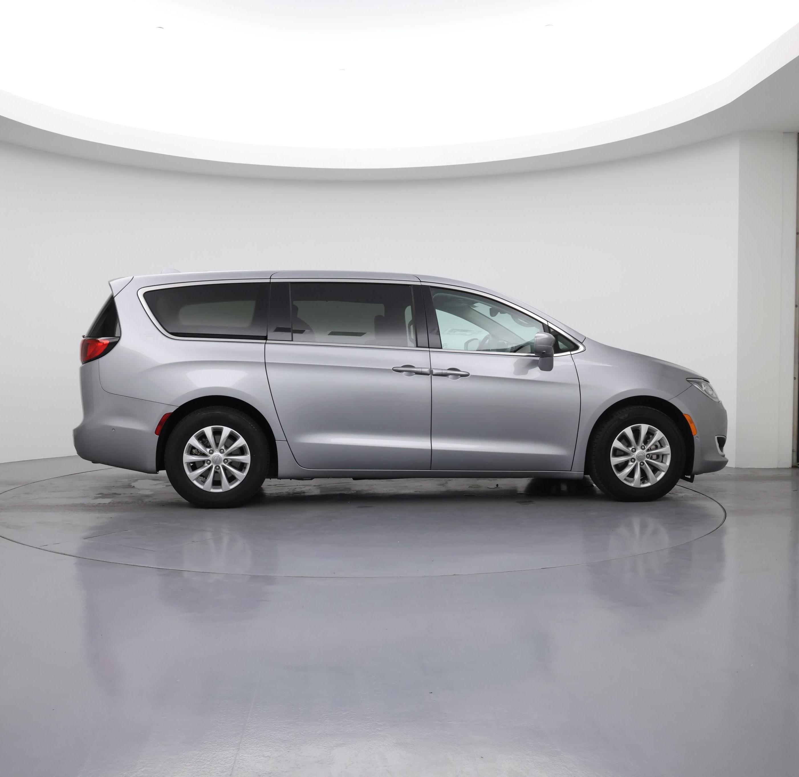 Thumbnail: 2019 Chrysler Pacifica - 7