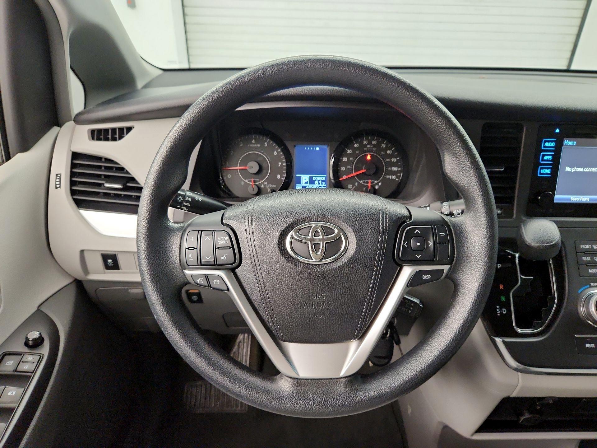 Thumbnail: 2016 Toyota Sienna - 10