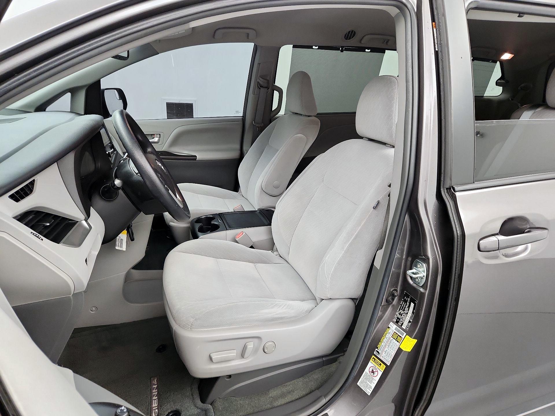 Thumbnail: 2016 Toyota Sienna - 11