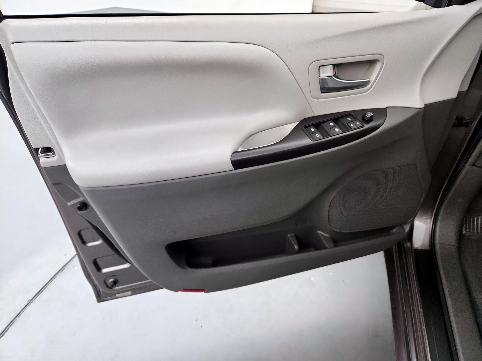Thumbnail: 2016 Toyota Sienna - 12