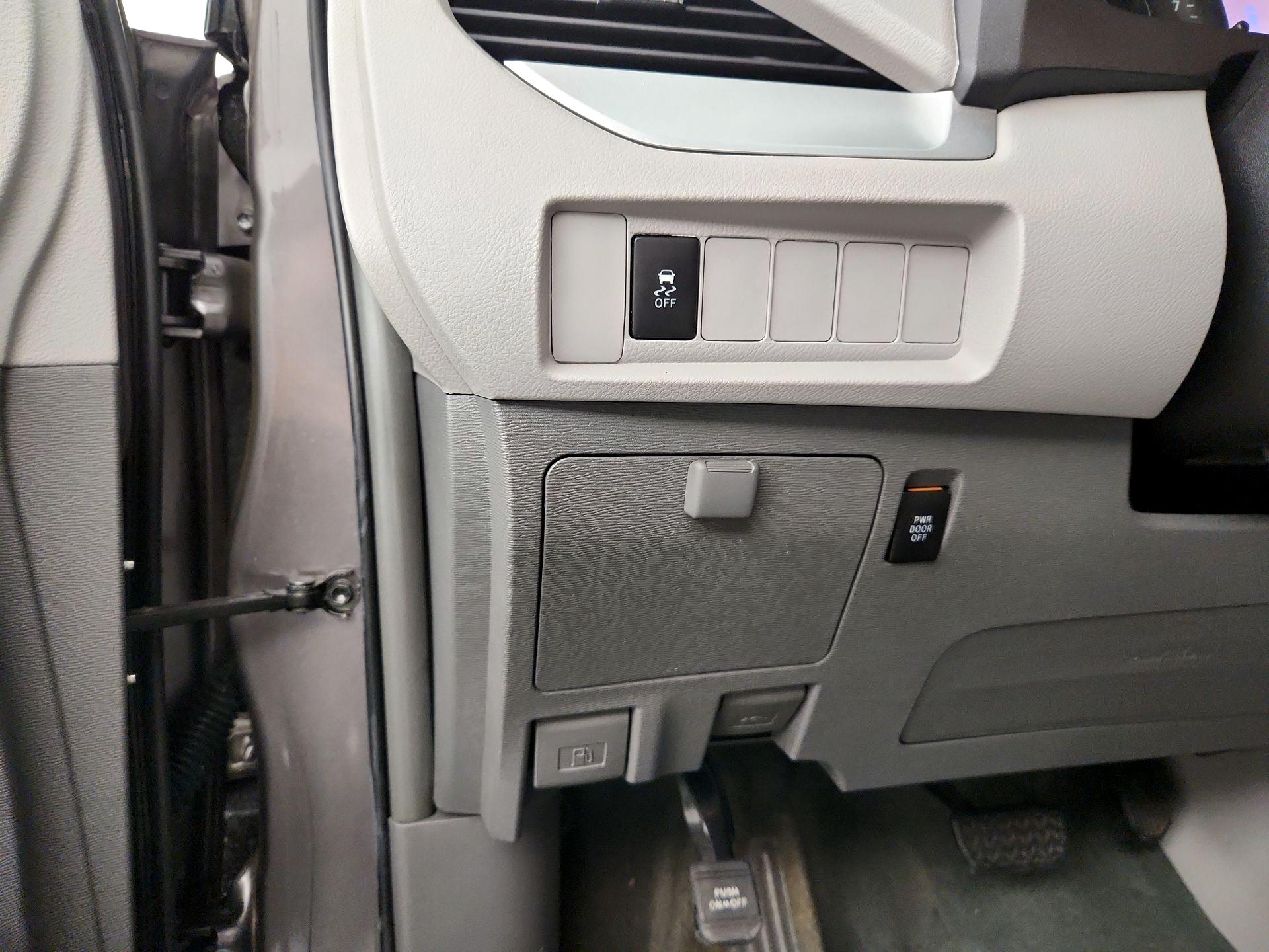 Thumbnail: 2016 Toyota Sienna - 13