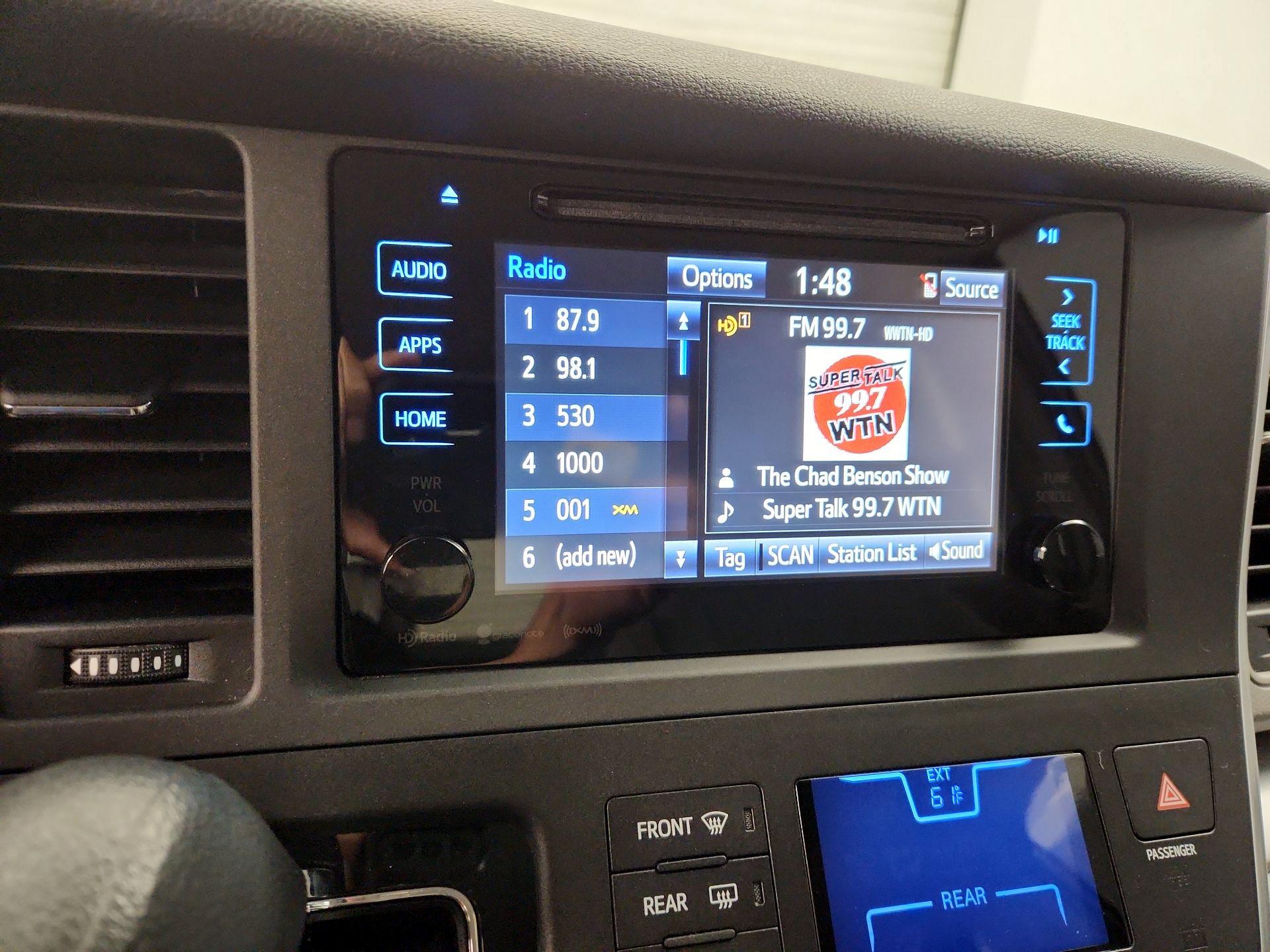 Thumbnail: 2016 Toyota Sienna - 15