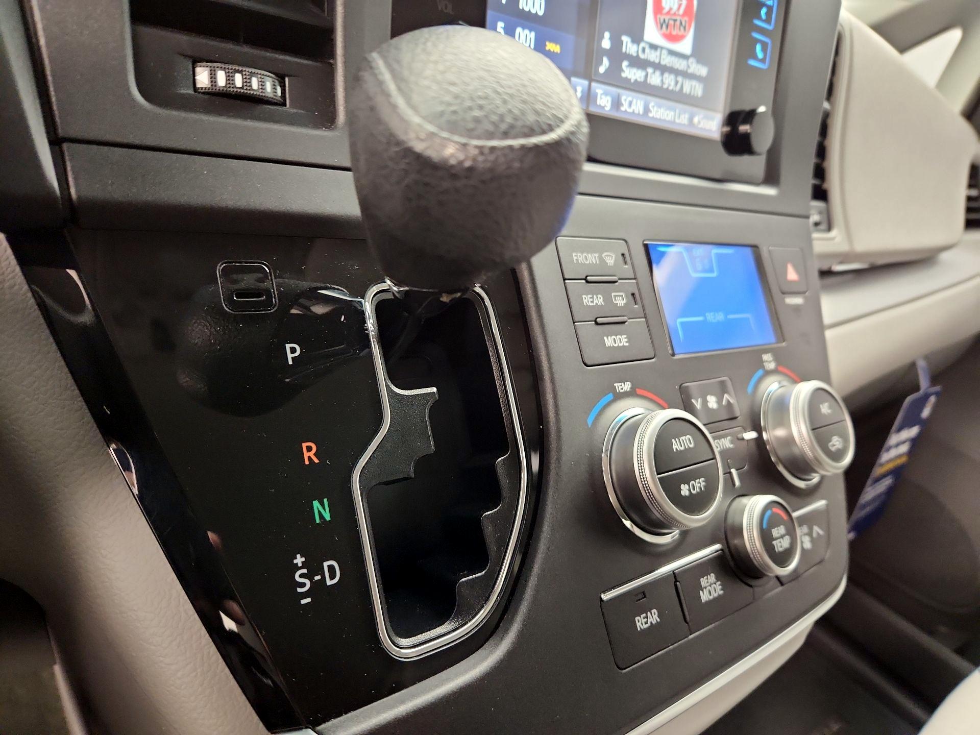 Thumbnail: 2016 Toyota Sienna - 17