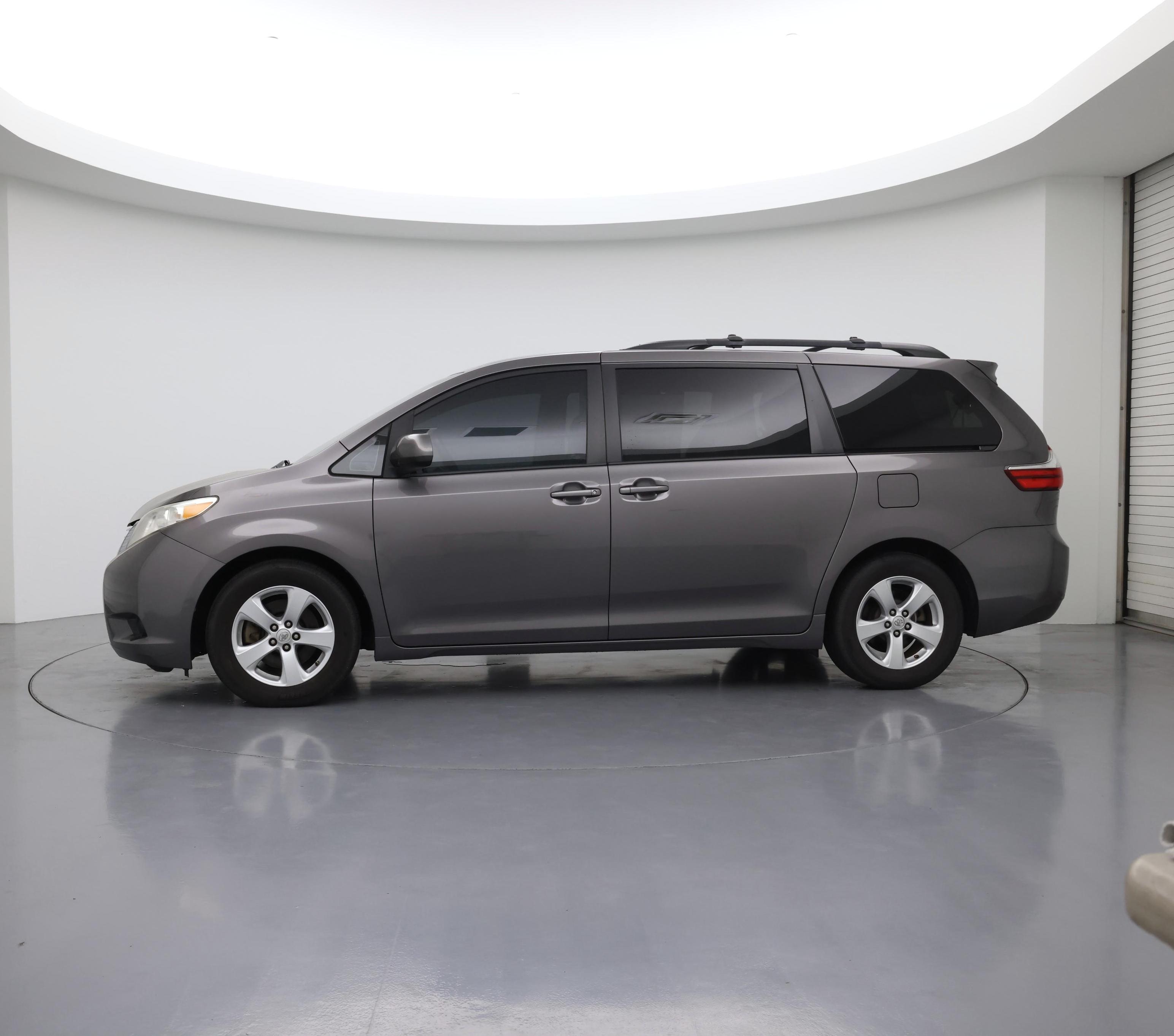 Thumbnail: 2016 Toyota Sienna - 3