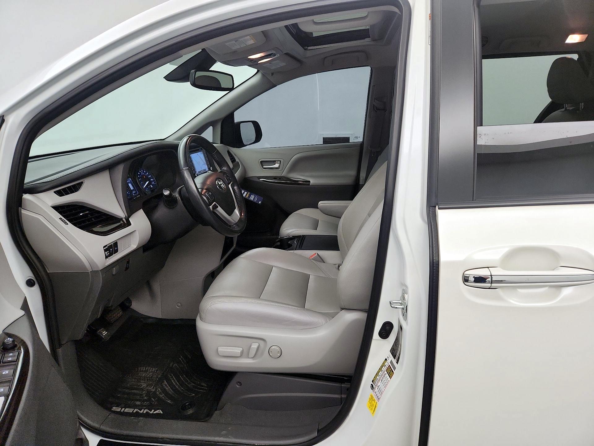 Thumbnail: 2020 Toyota Sienna - 9