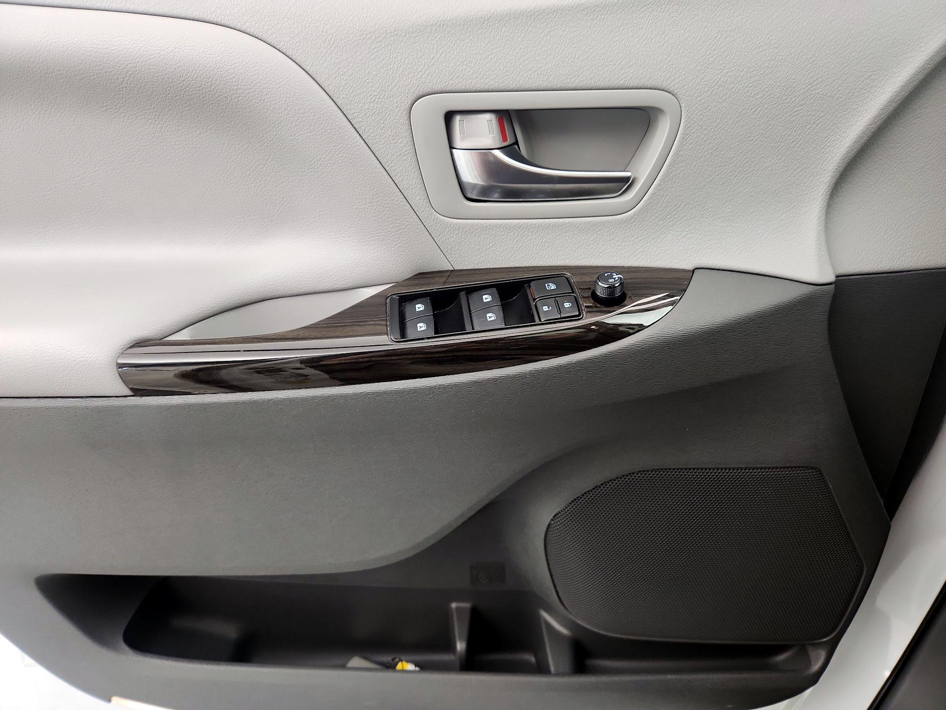 Thumbnail: 2020 Toyota Sienna - 10