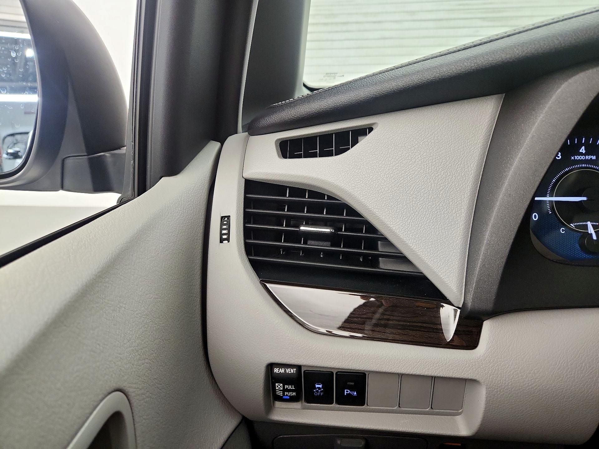 Thumbnail: 2020 Toyota Sienna - 11