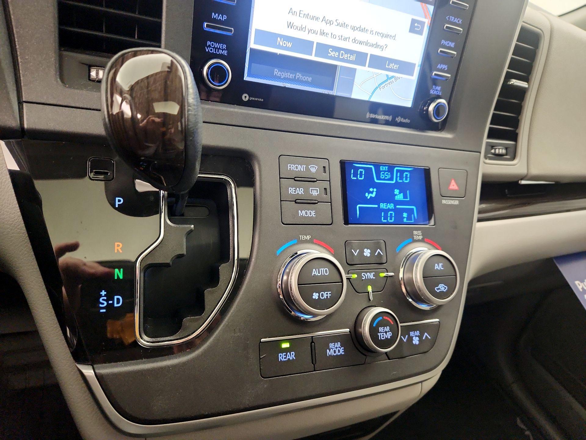 Thumbnail: 2020 Toyota Sienna - 16