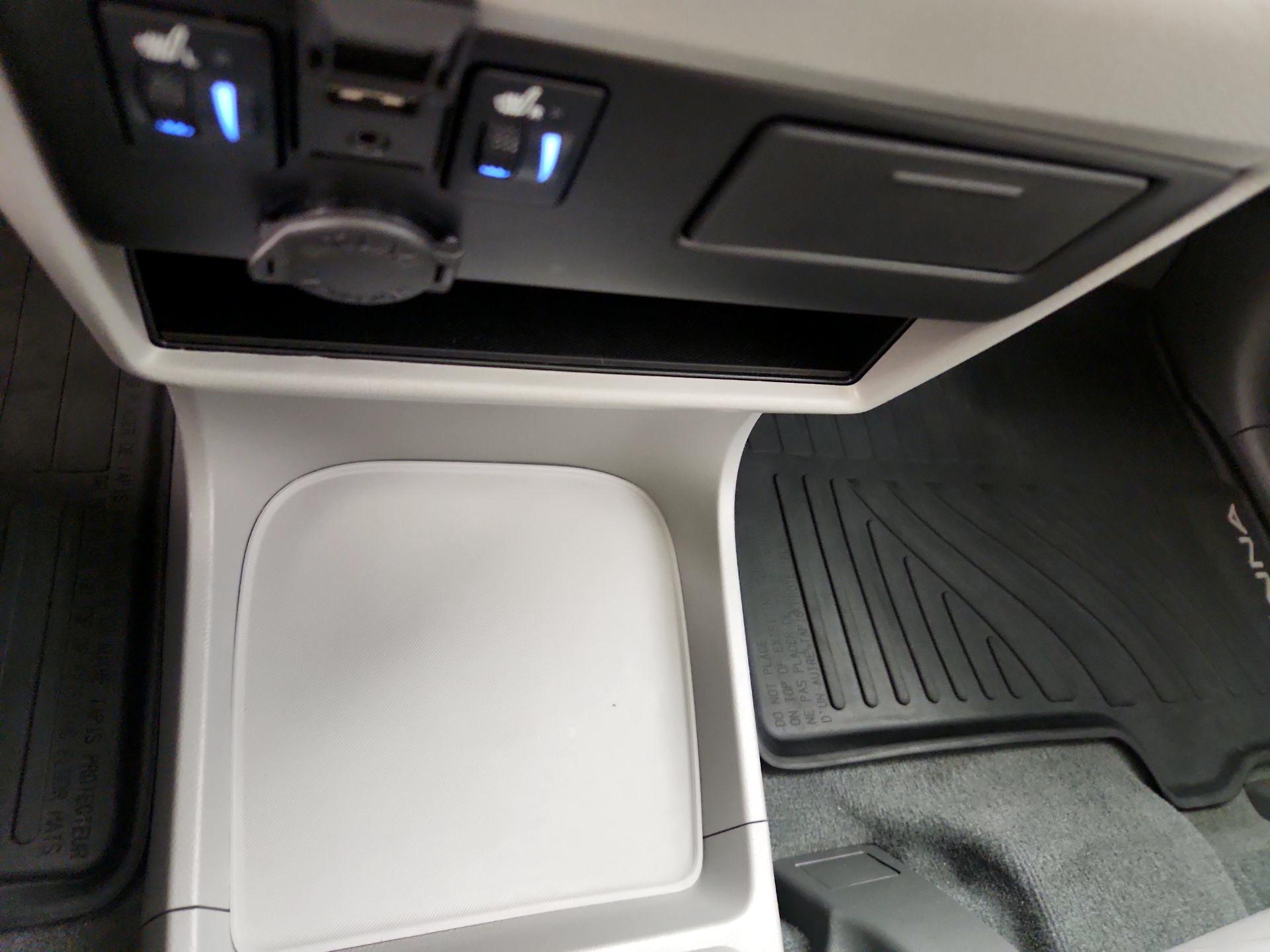 Thumbnail: 2020 Toyota Sienna - 17