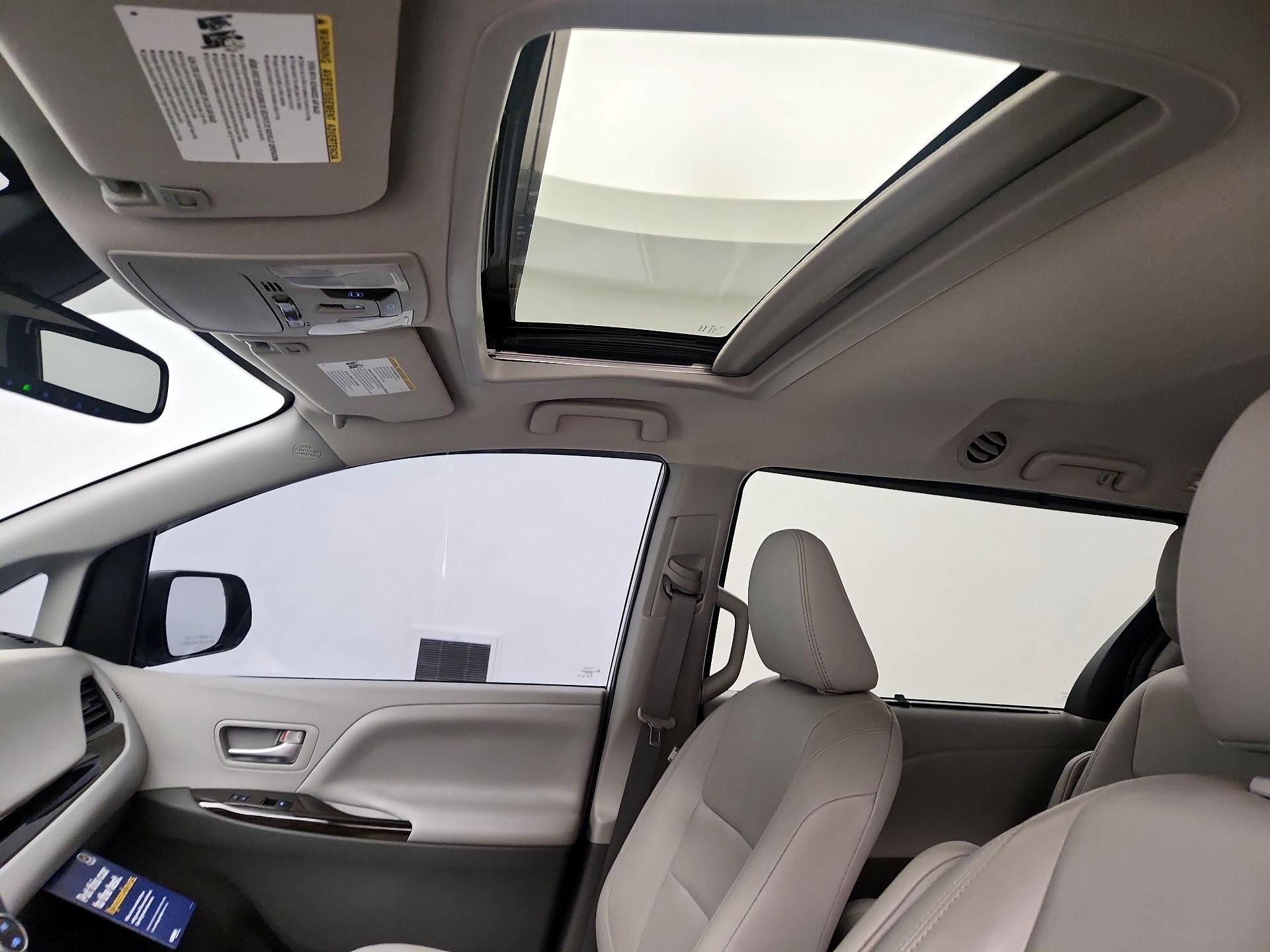 Thumbnail: 2020 Toyota Sienna - 18