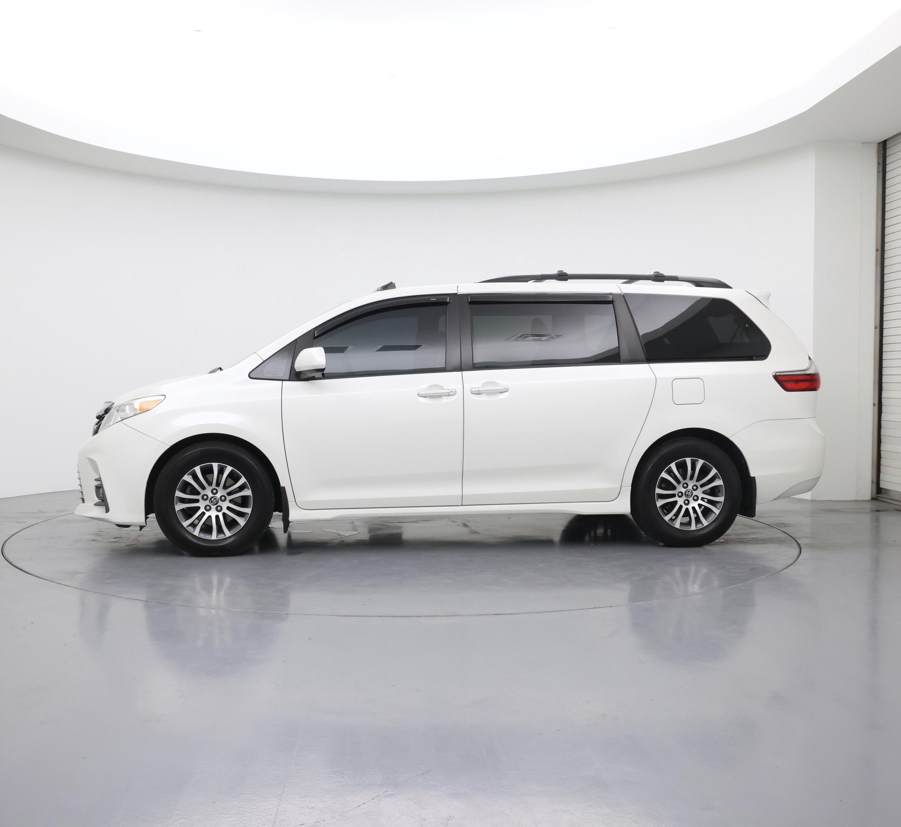 Thumbnail: 2020 Toyota Sienna - 3