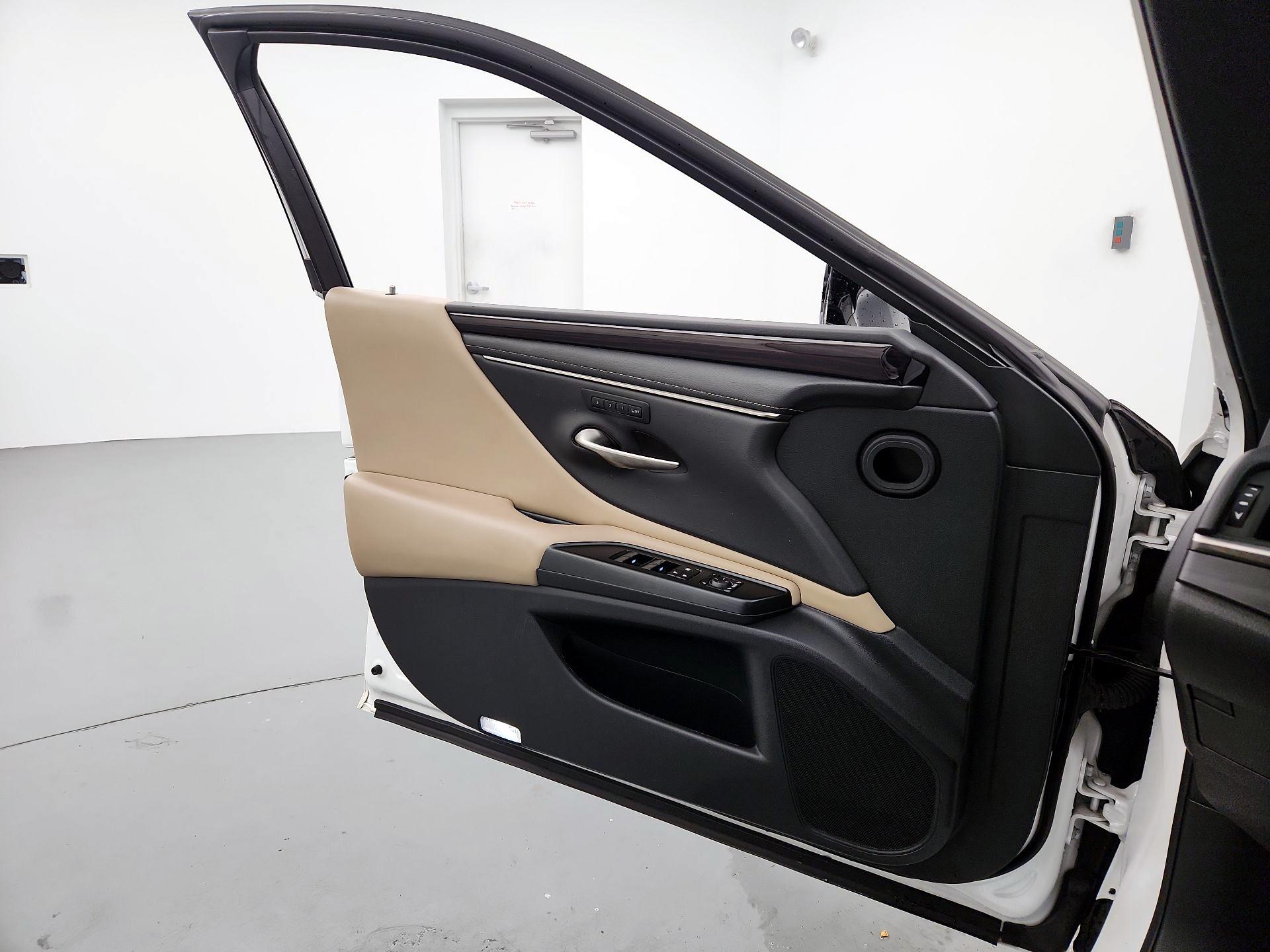 Thumbnail: 2020 Lexus ES - 12