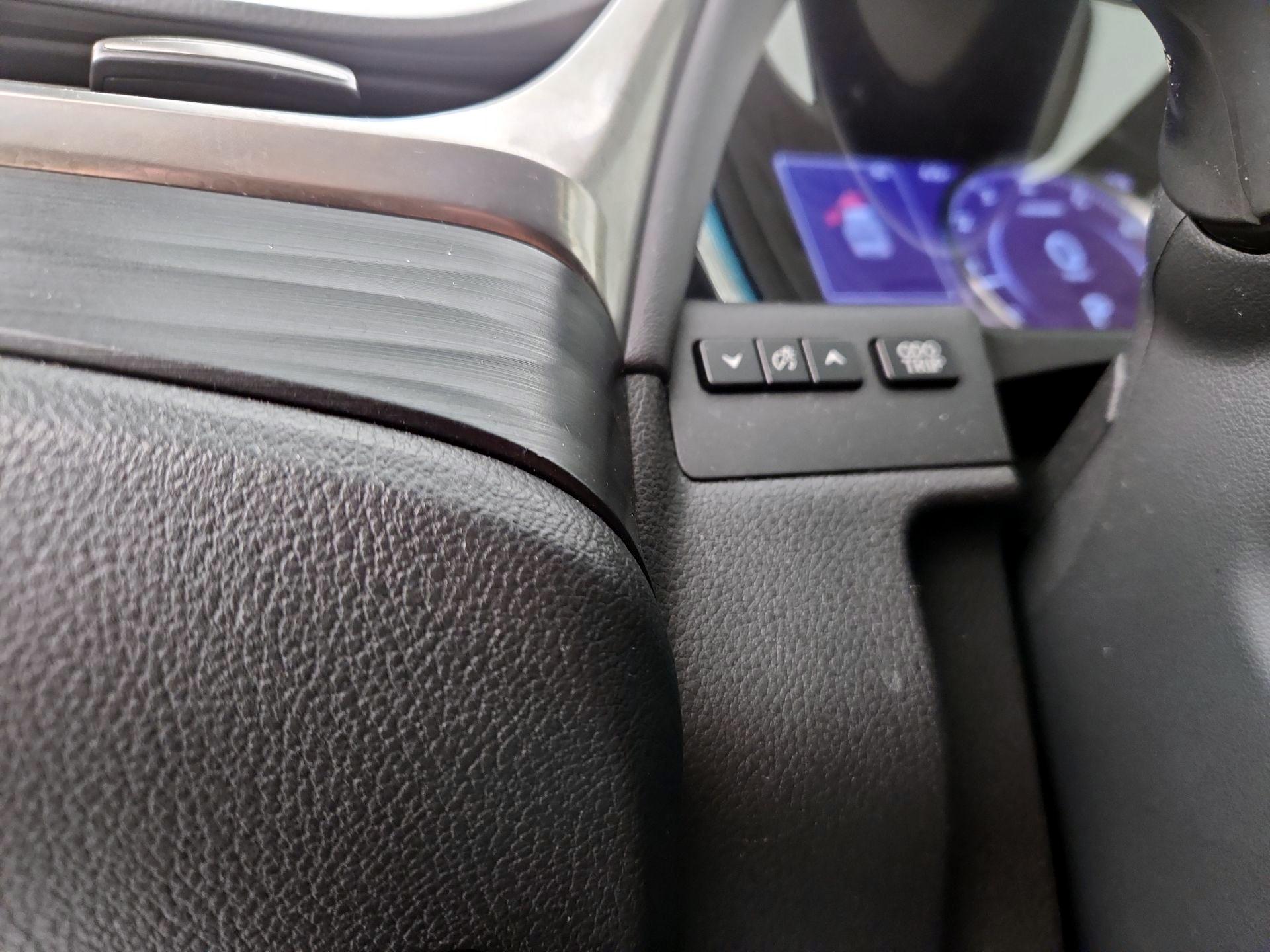 Thumbnail: 2020 Lexus ES - 13