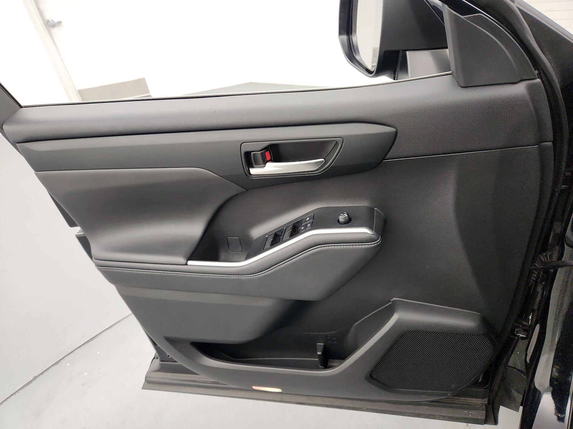 Thumbnail: 2020 Toyota Highlander - 12