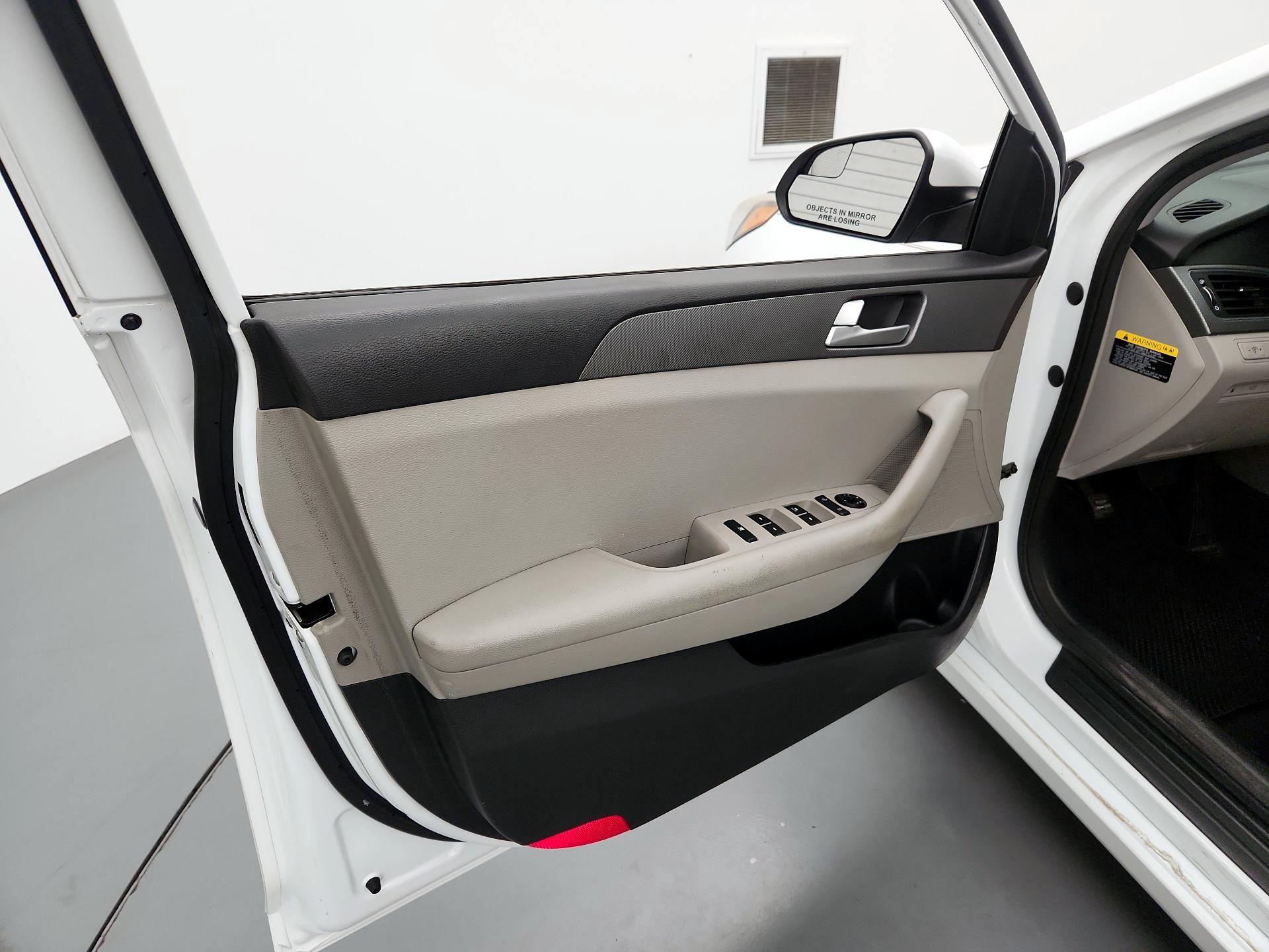 Thumbnail: 2015 Hyundai Sonata - 10