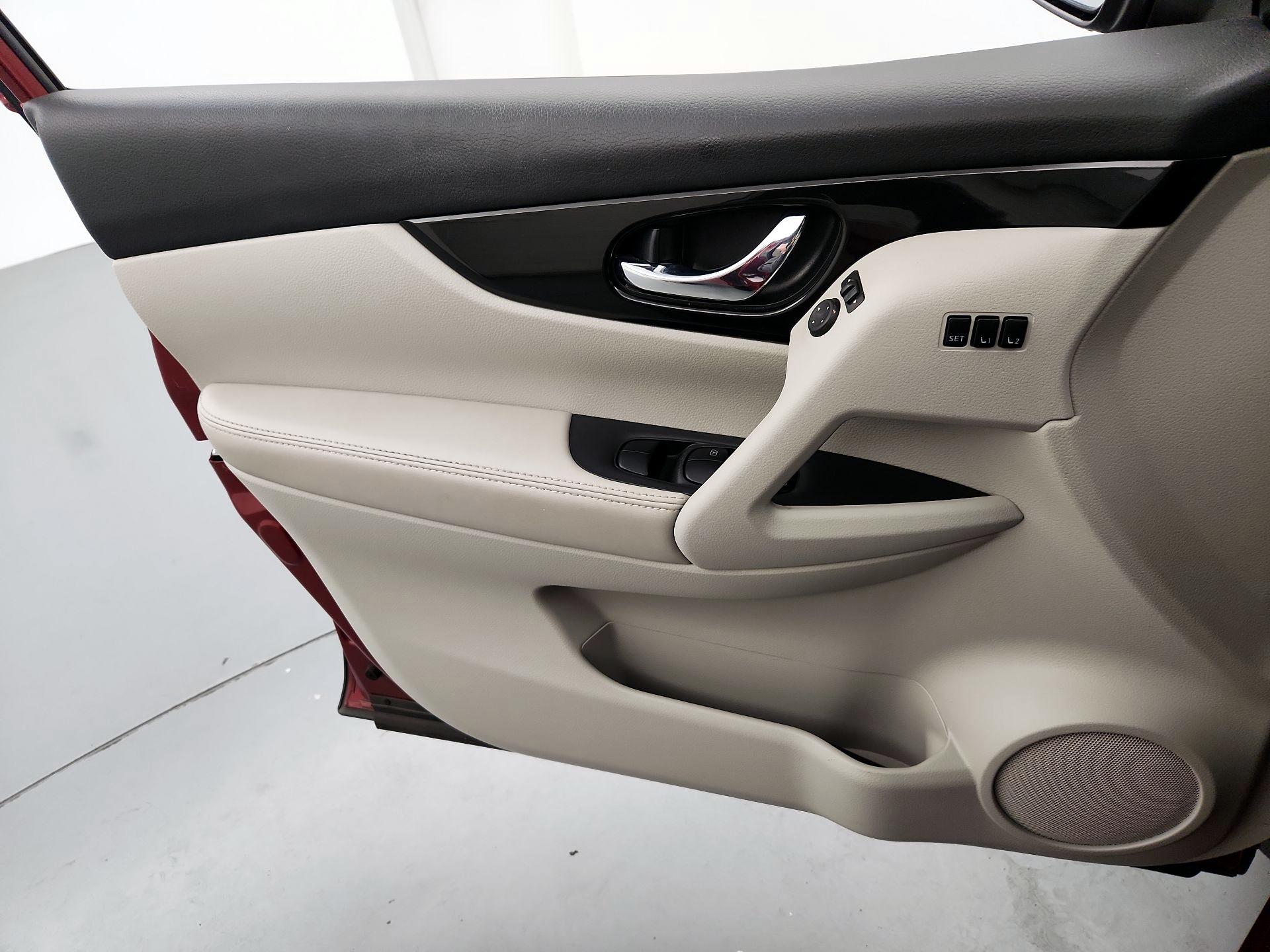 Thumbnail: 2021 Nissan Rogue Sport - 12