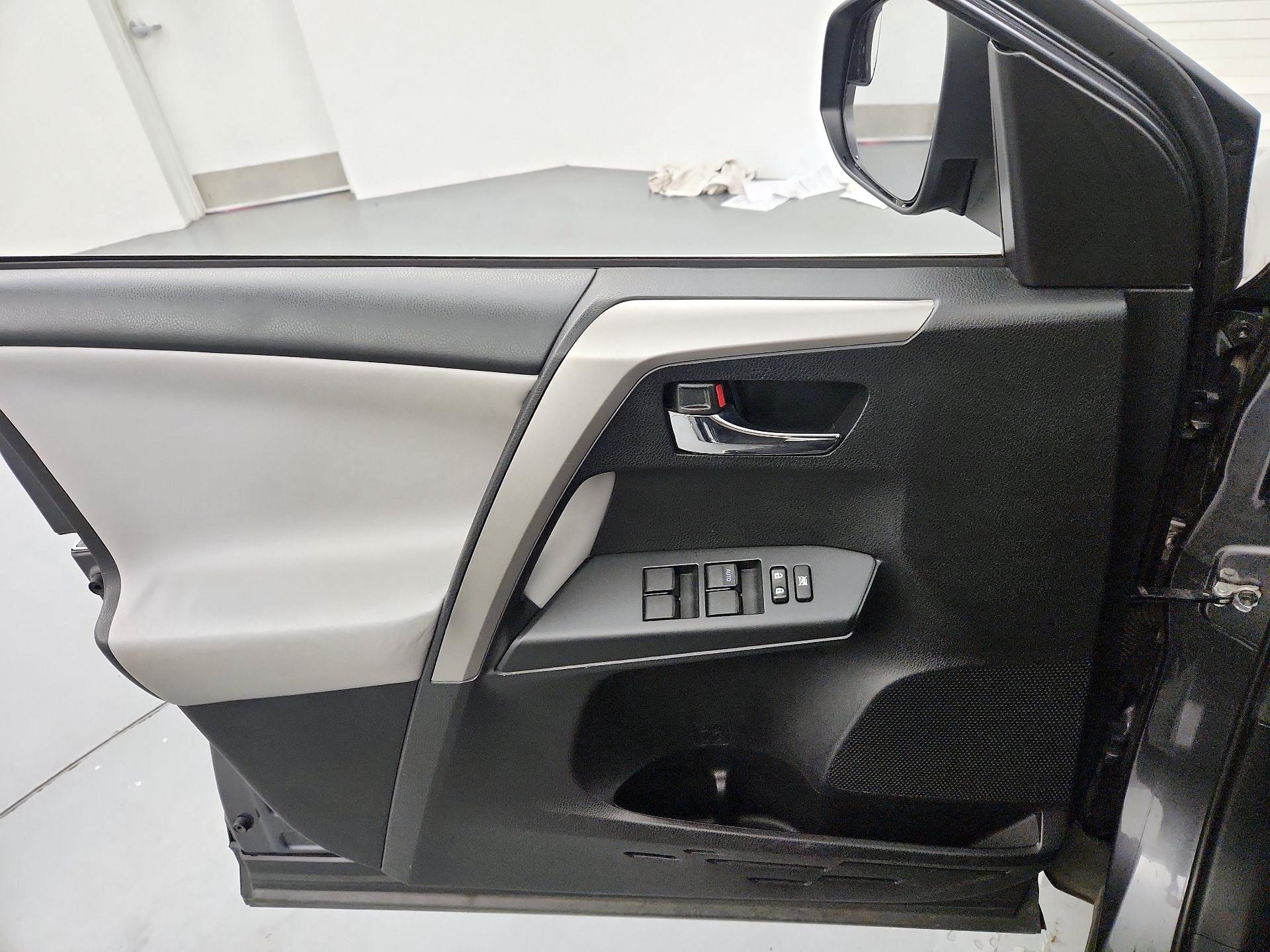 Thumbnail: 2016 Toyota RAV4 - 12