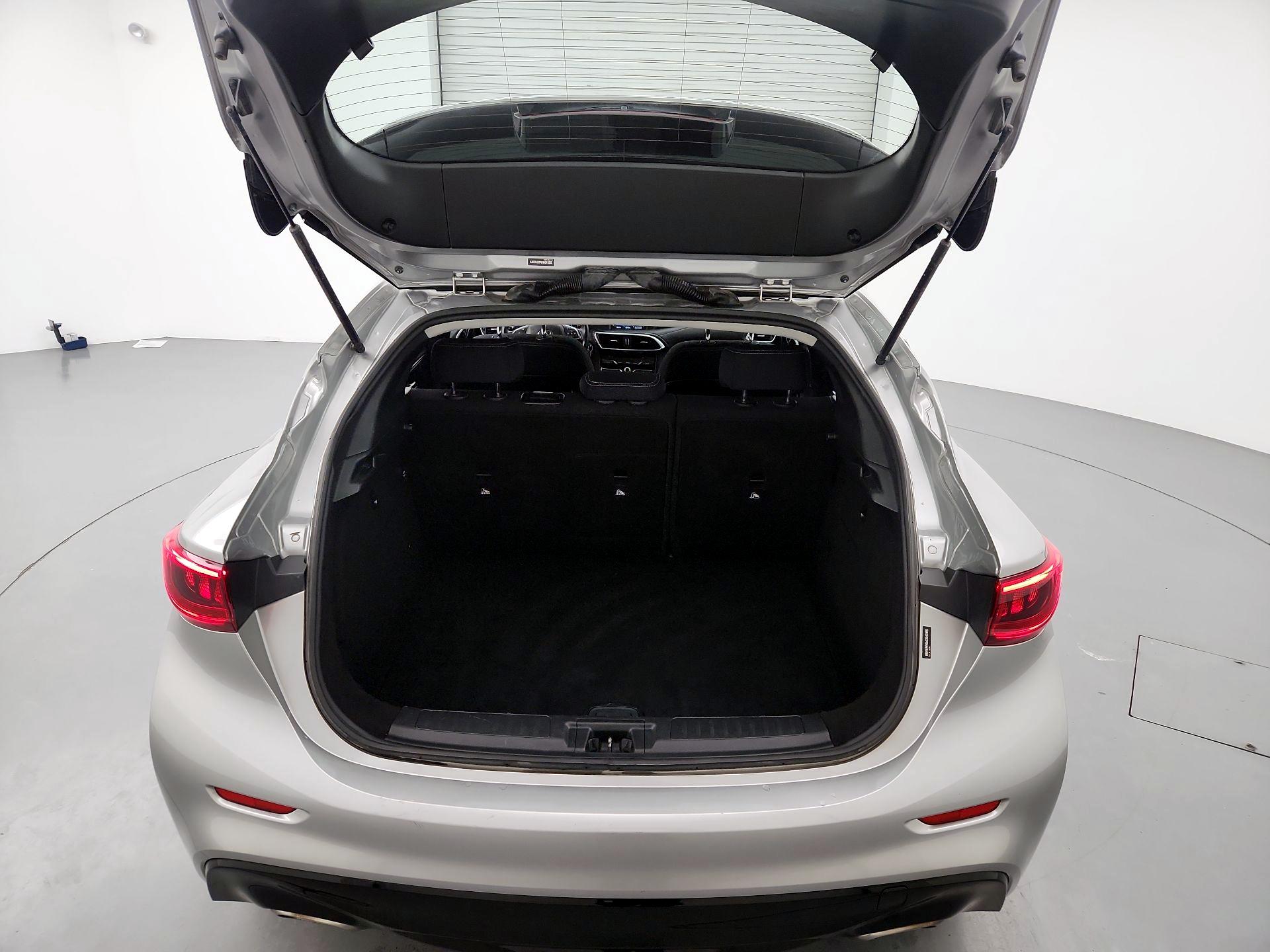 Thumbnail: 2017 INFINITI QX30 - 20