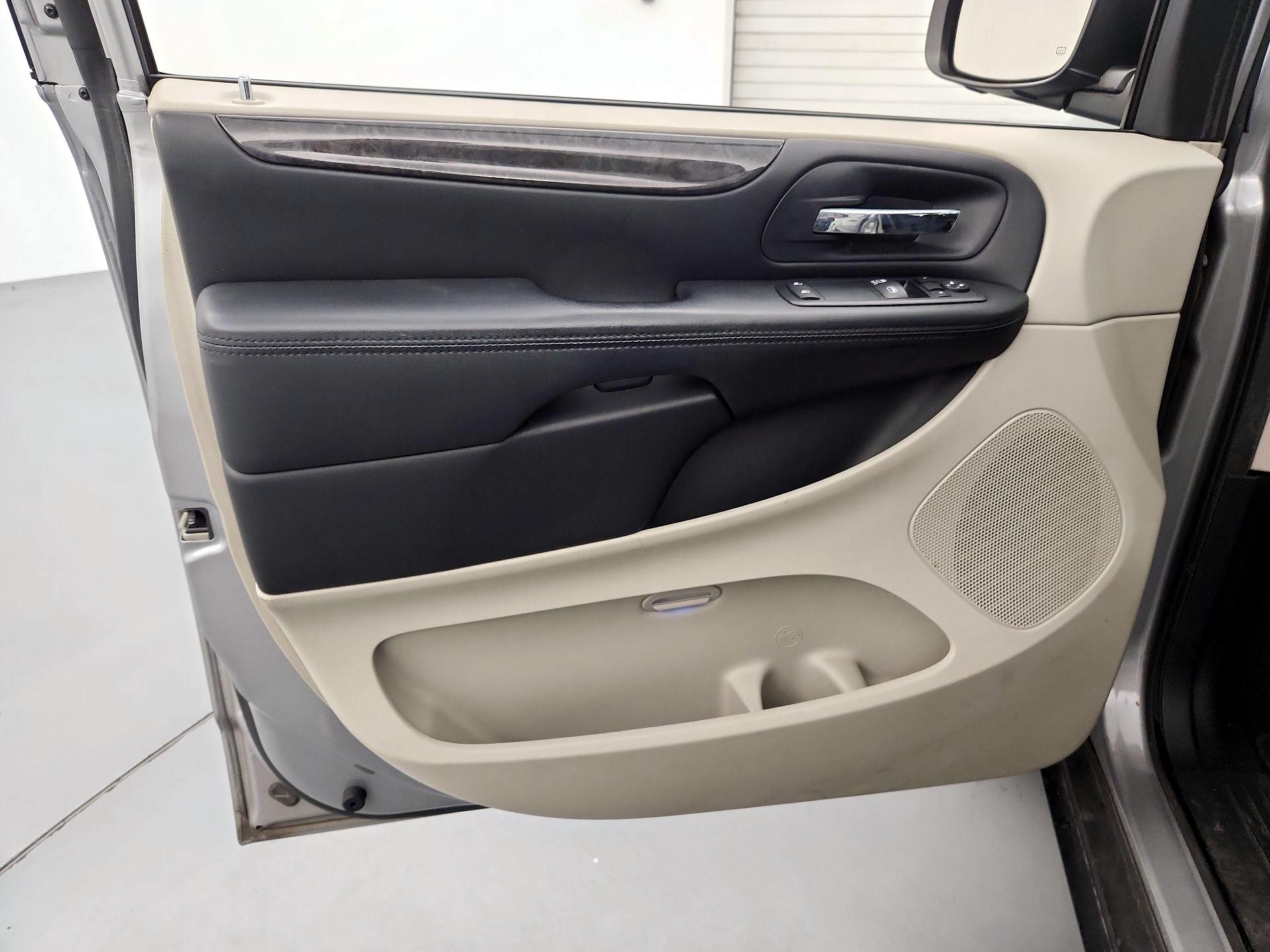 Thumbnail: 2016 Dodge Grand Caravan - 12