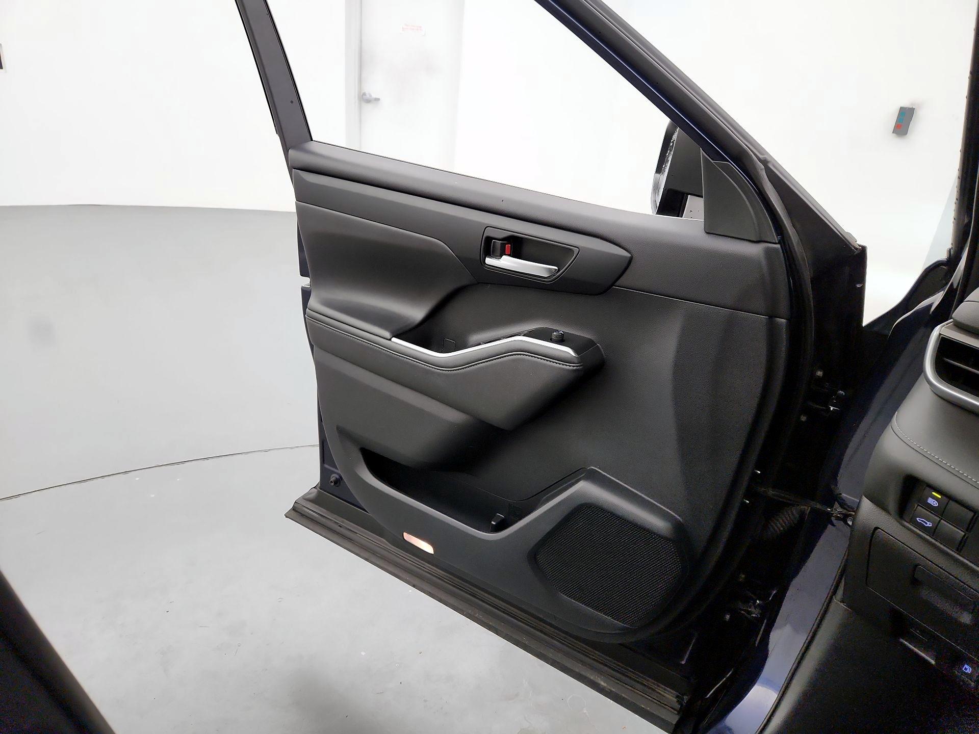 Thumbnail: 2020 Toyota Highlander - 12