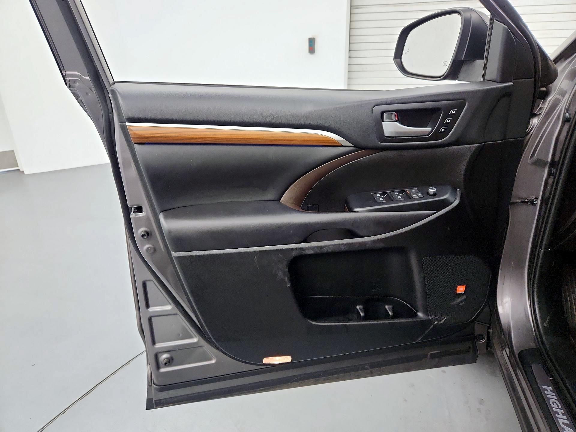 Thumbnail: 2019 Toyota Highlander - 12