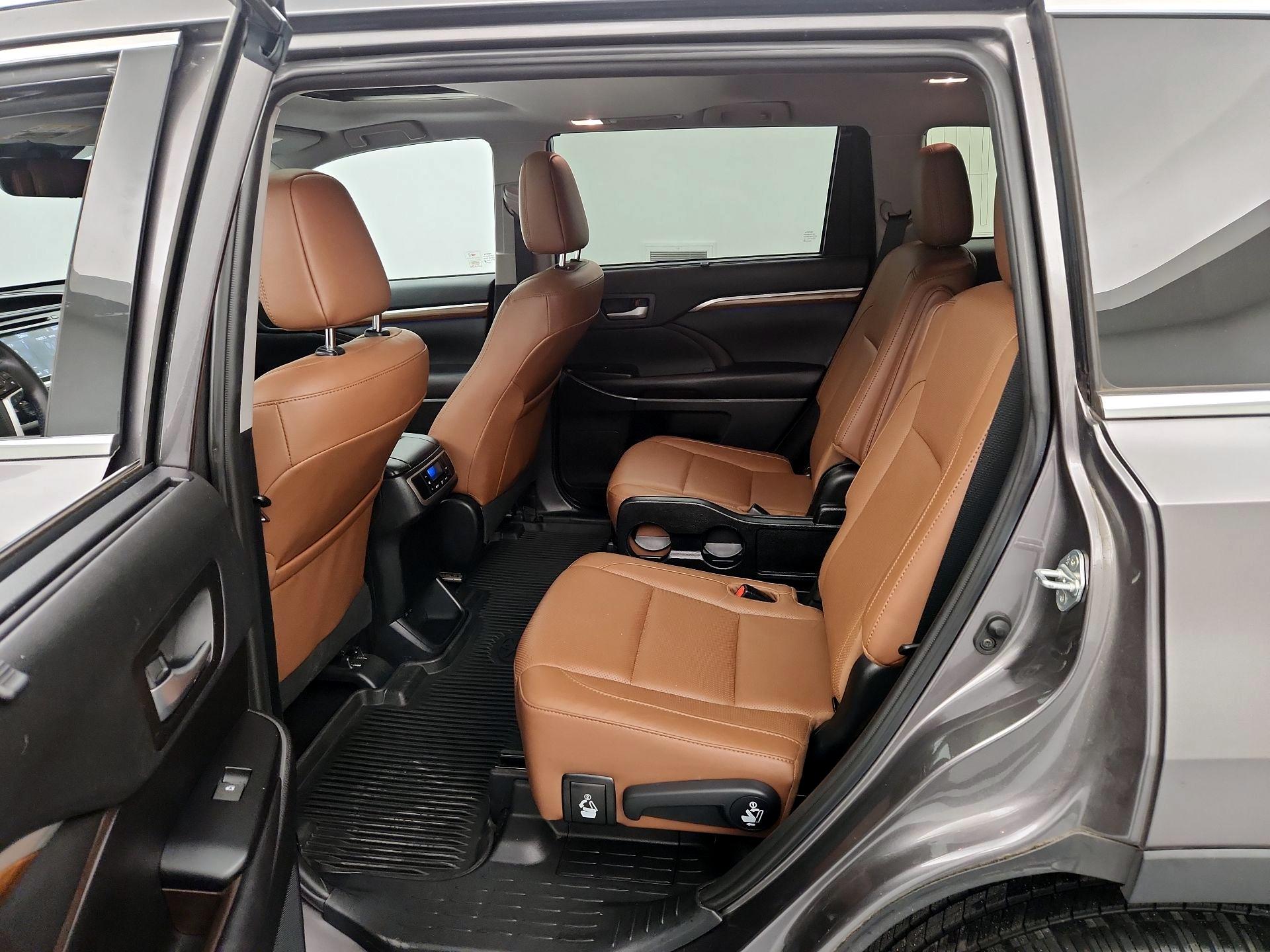 Thumbnail: 2019 Toyota Highlander - 19