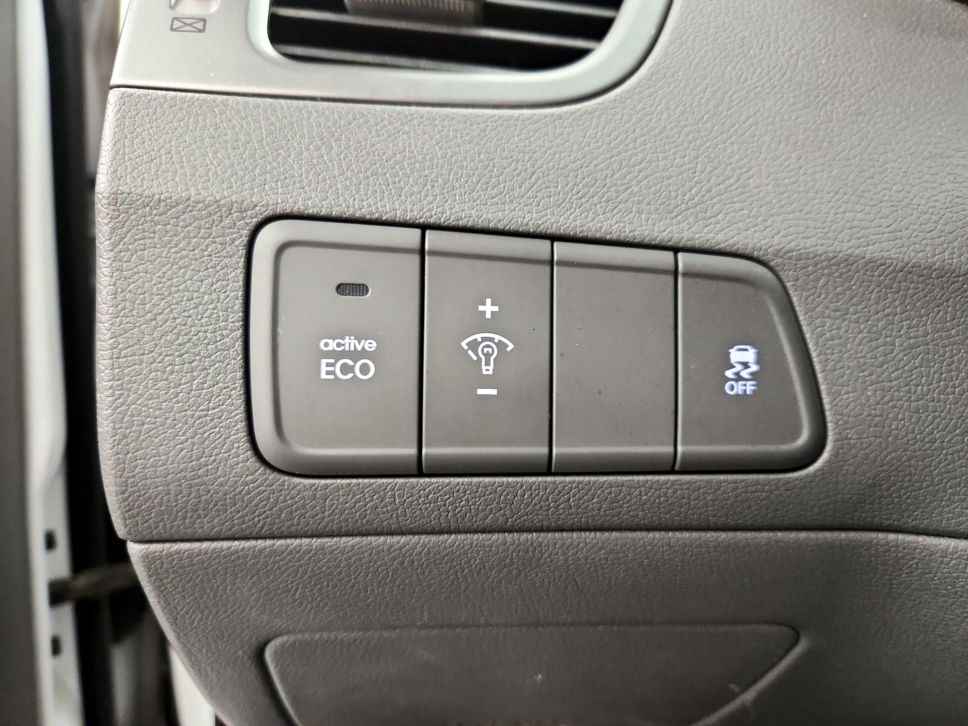 Thumbnail: 2016 Hyundai Elantra - 13