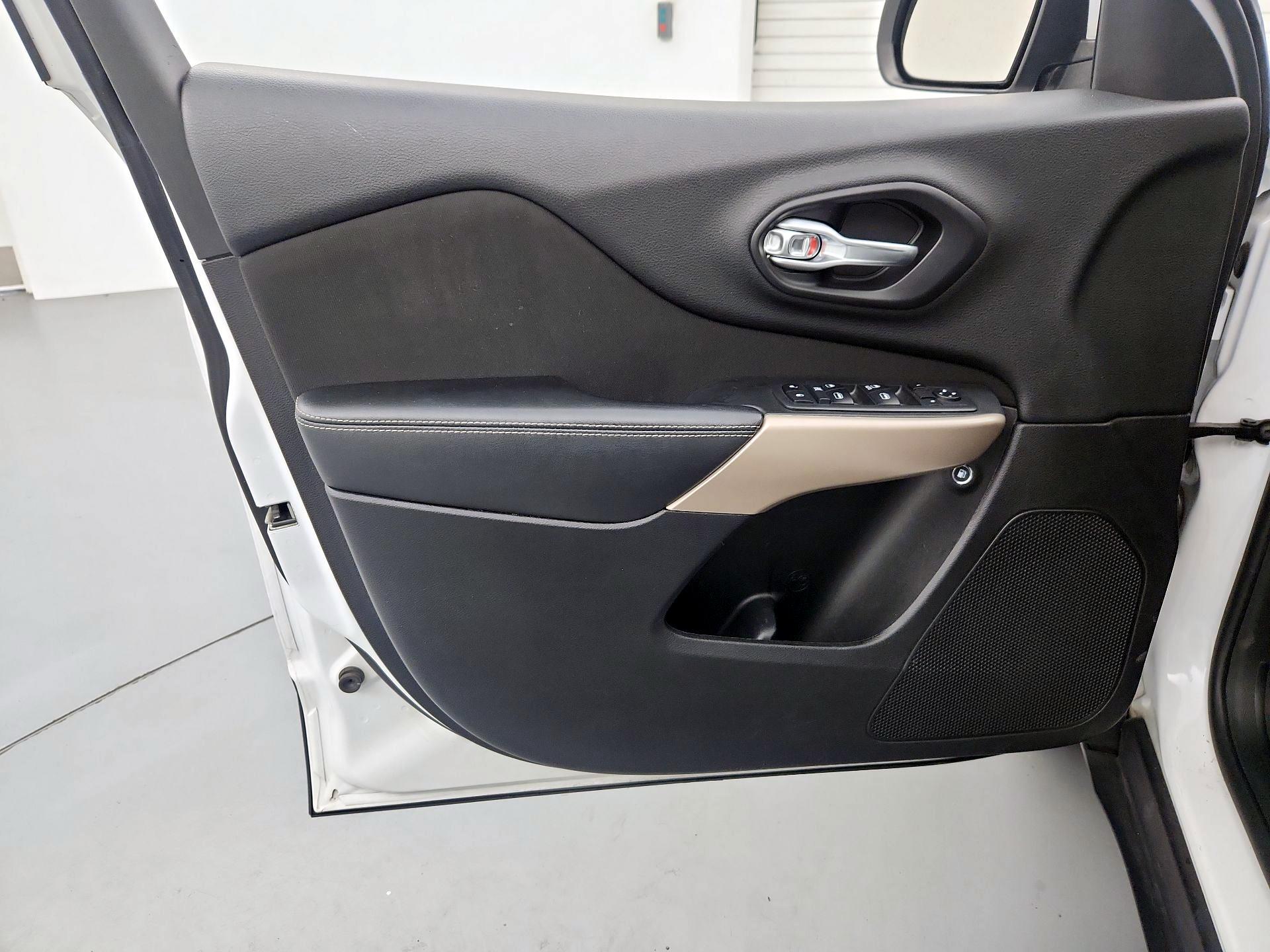 Thumbnail: 2018 Jeep Cherokee - 12