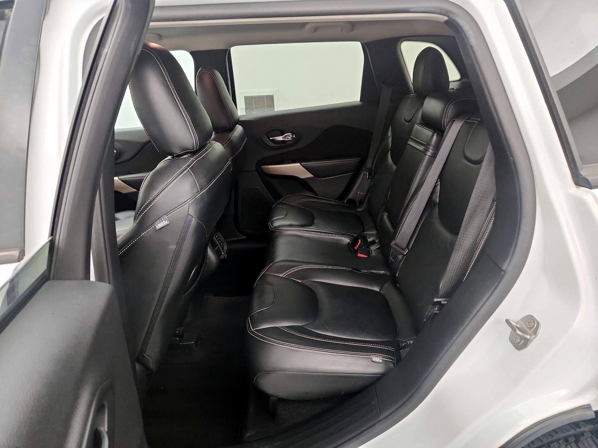 Thumbnail: 2018 Jeep Cherokee - 19