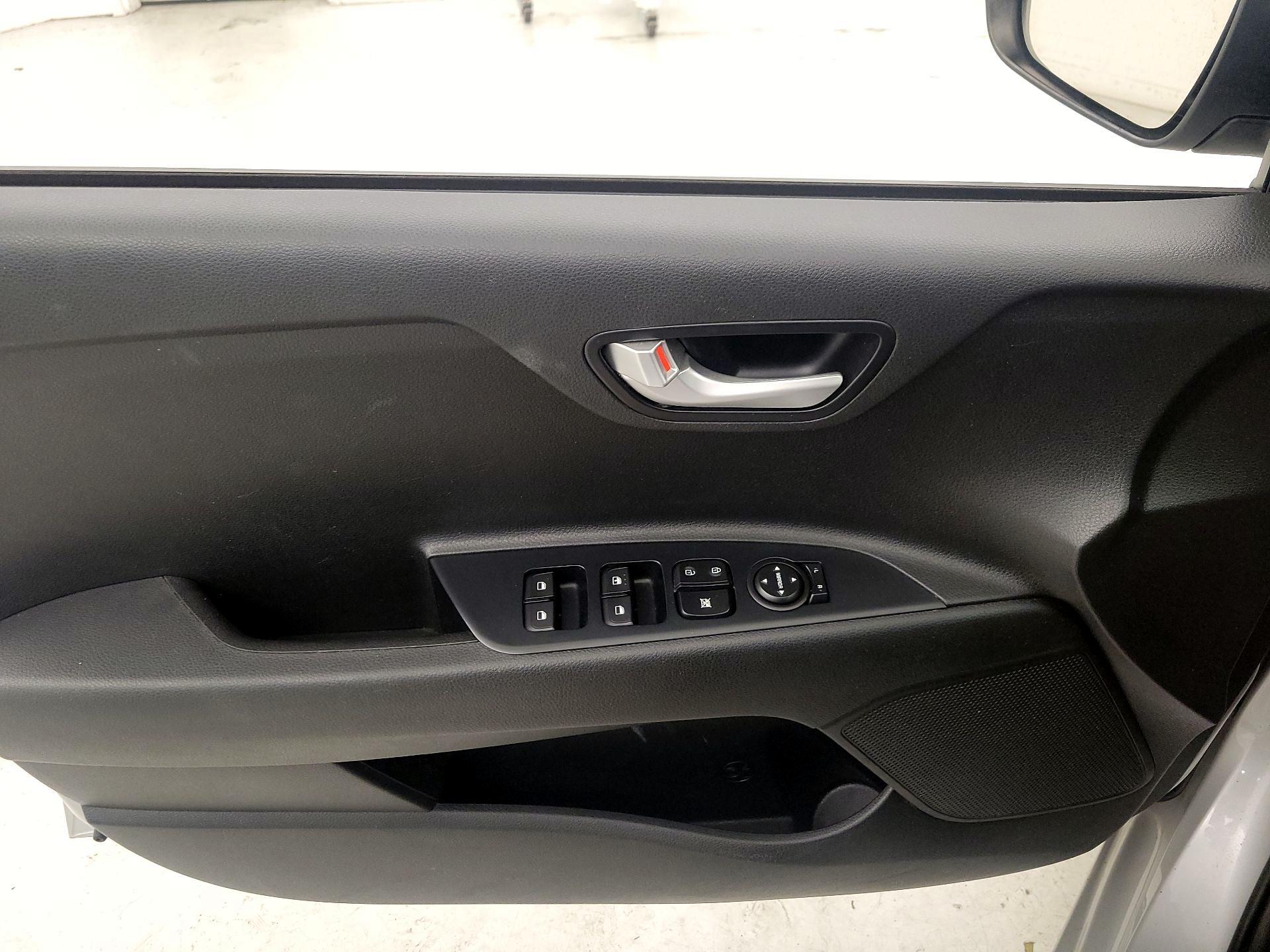 Thumbnail: 2019 Kia Rio - 12
