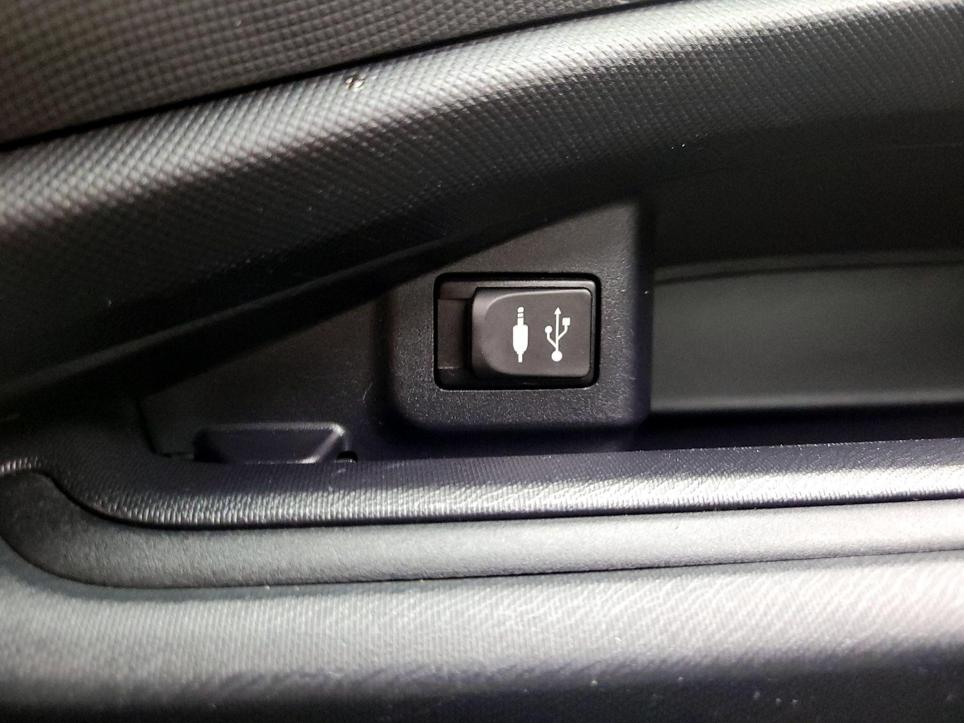 Thumbnail: 2013 Toyota Prius c - 17