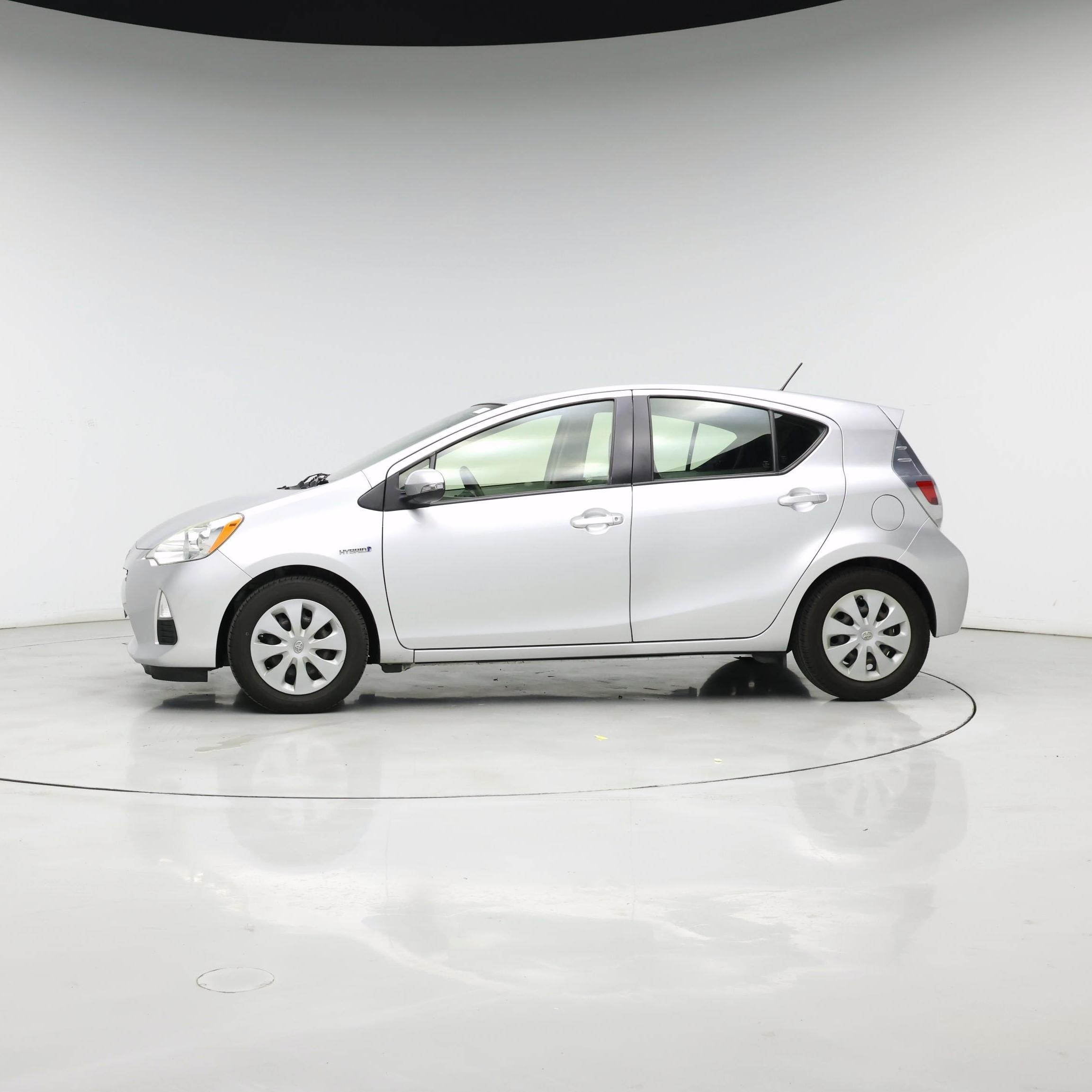 Thumbnail: 2013 Toyota Prius c - 3