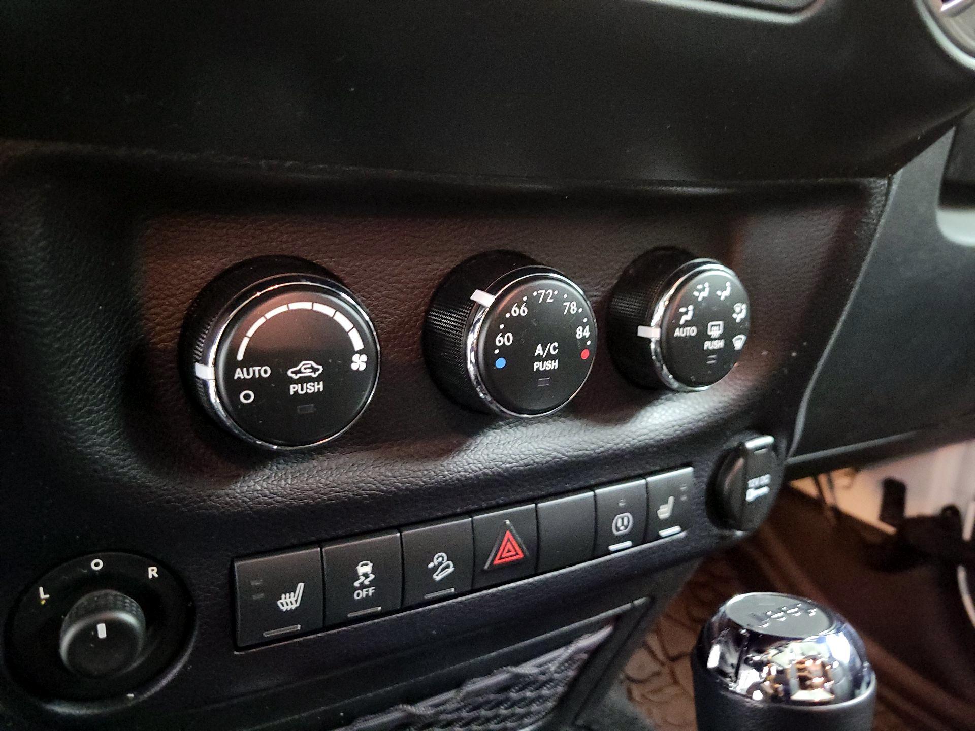 Thumbnail: 2016 Jeep Wrangler - 14