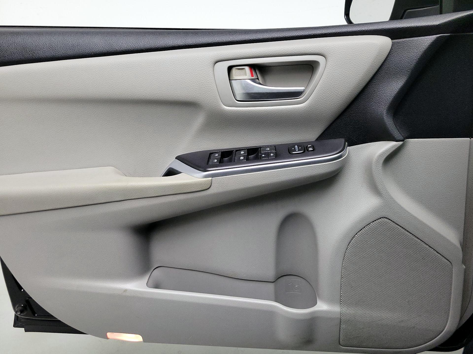 Thumbnail: 2015 Toyota Camry - 12