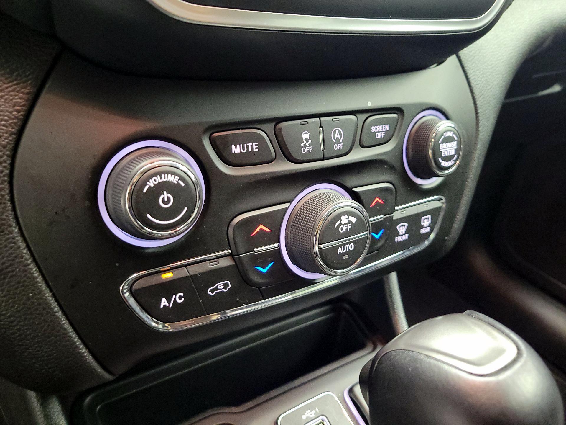 Thumbnail: 2022 Jeep Cherokee - 16
