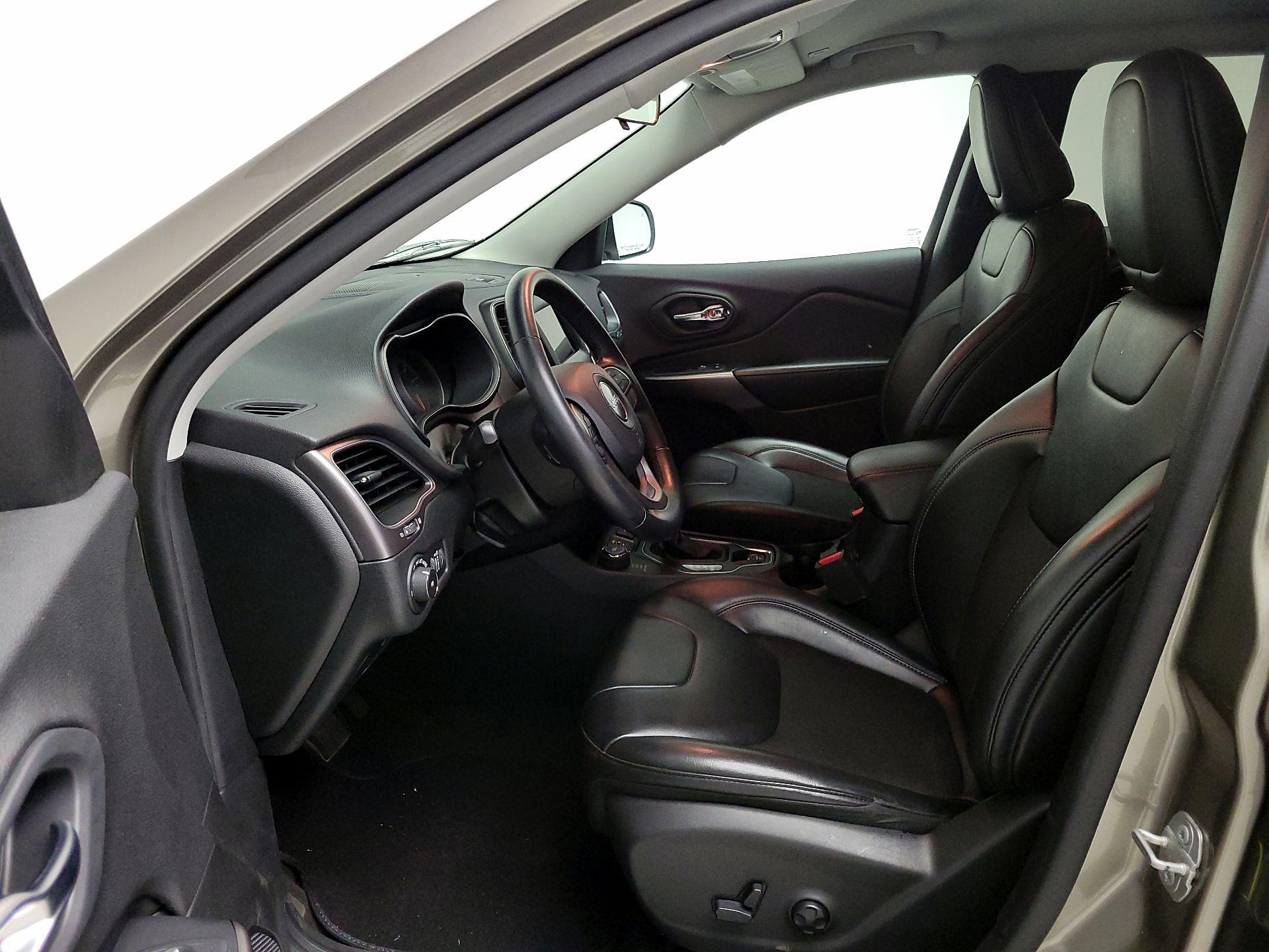 Thumbnail: 2019 Jeep Cherokee - 11