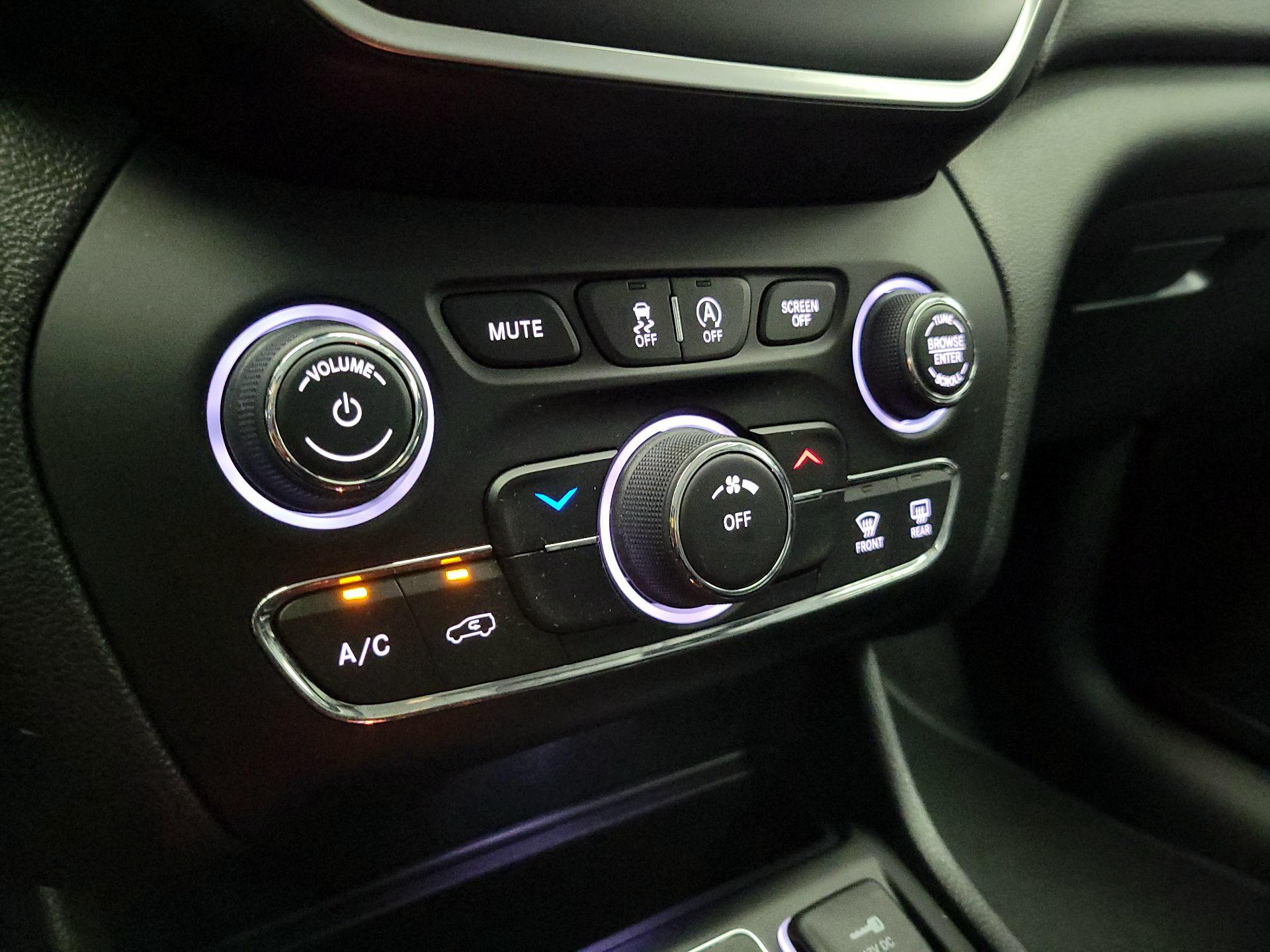 Thumbnail: 2019 Jeep Cherokee - 16