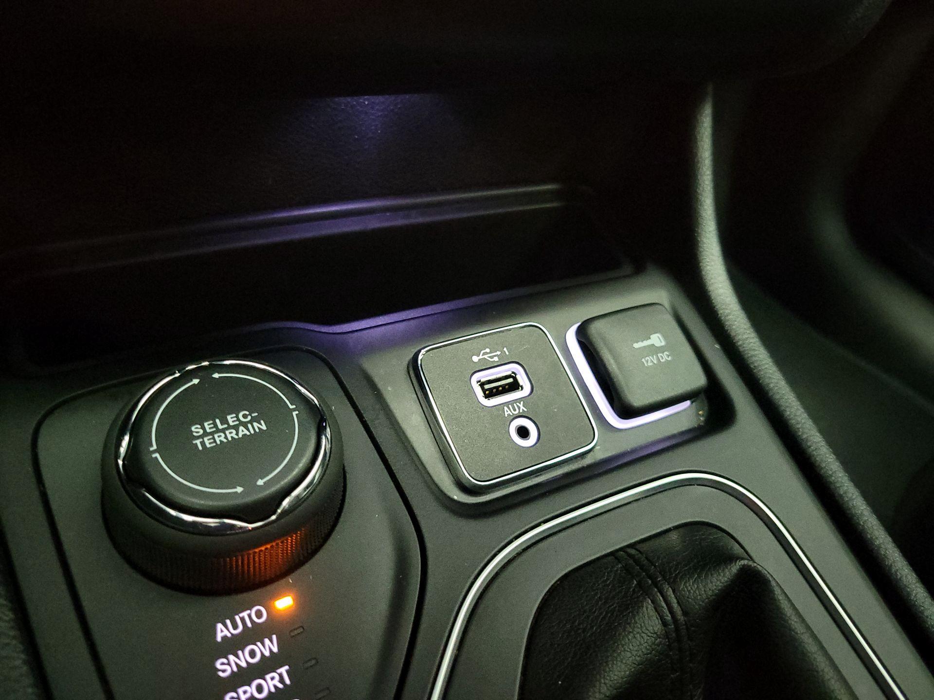 Thumbnail: 2019 Jeep Cherokee - 18
