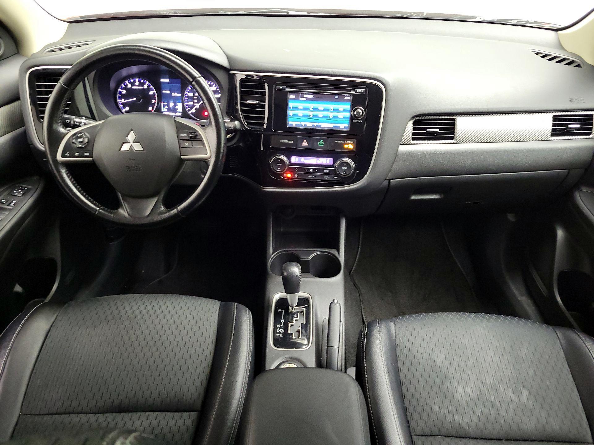 Thumbnail: 2015 Mitsubishi Outlander - 9