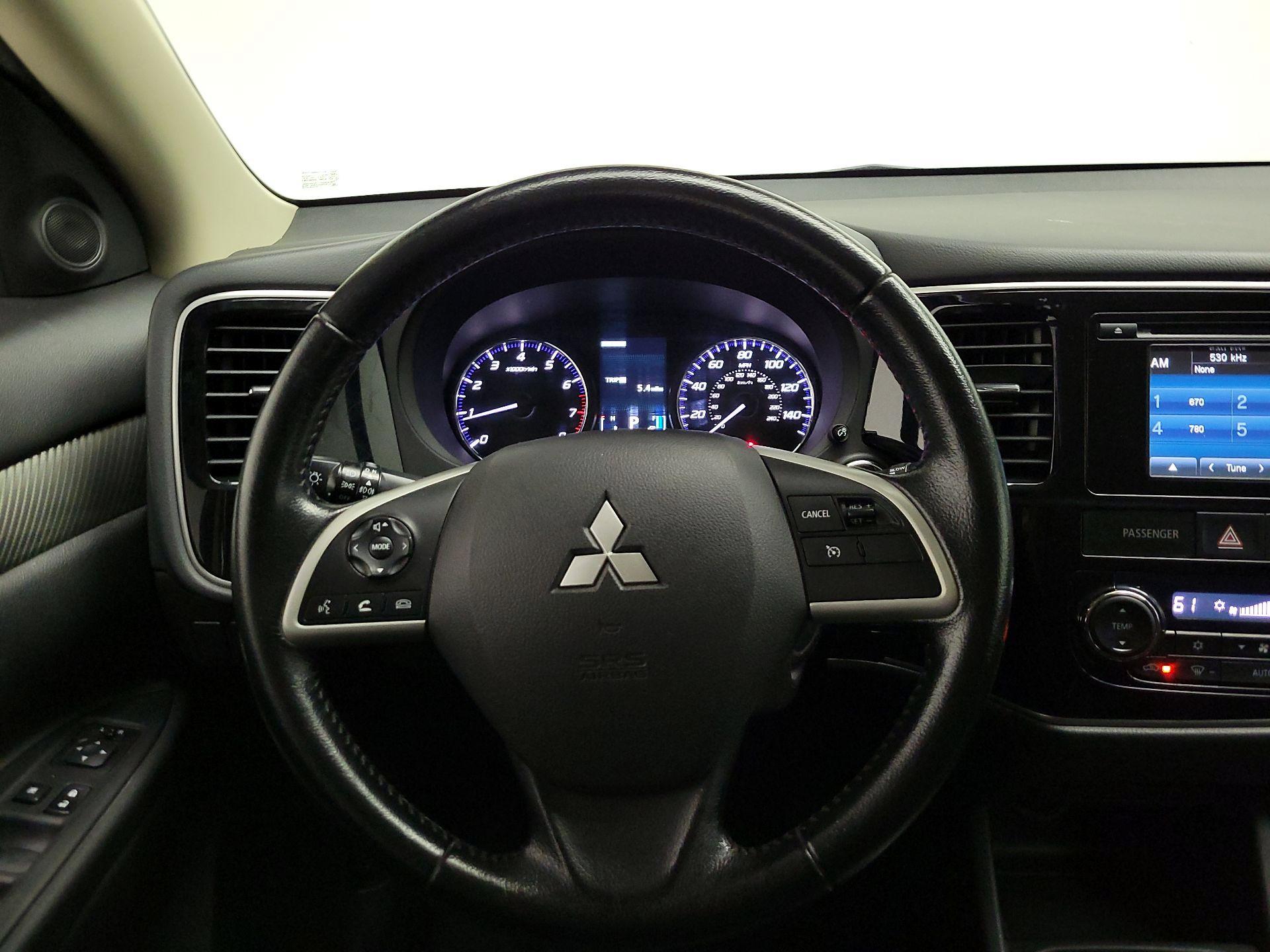 Thumbnail: 2015 Mitsubishi Outlander - 10