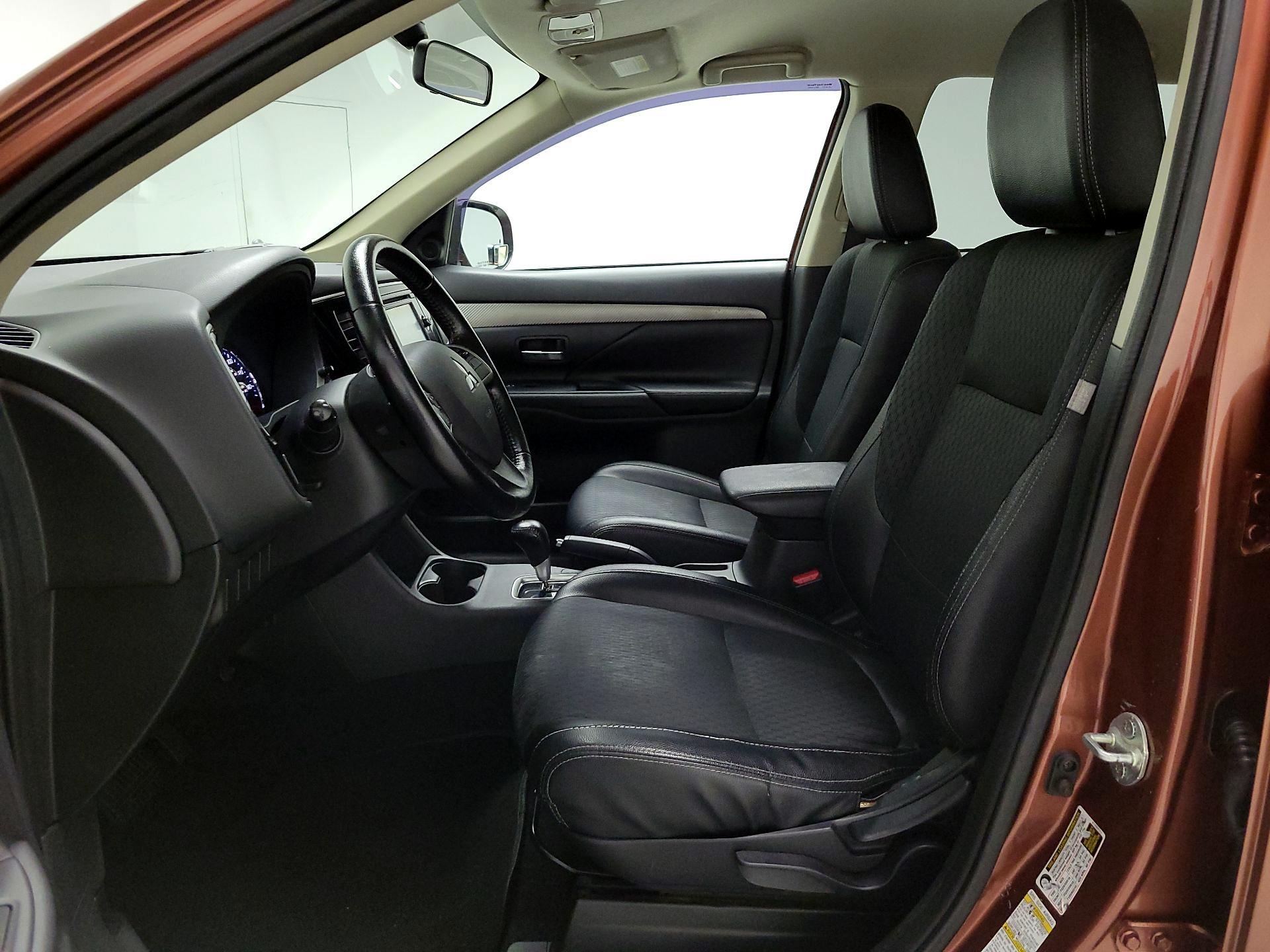 Thumbnail: 2015 Mitsubishi Outlander - 11