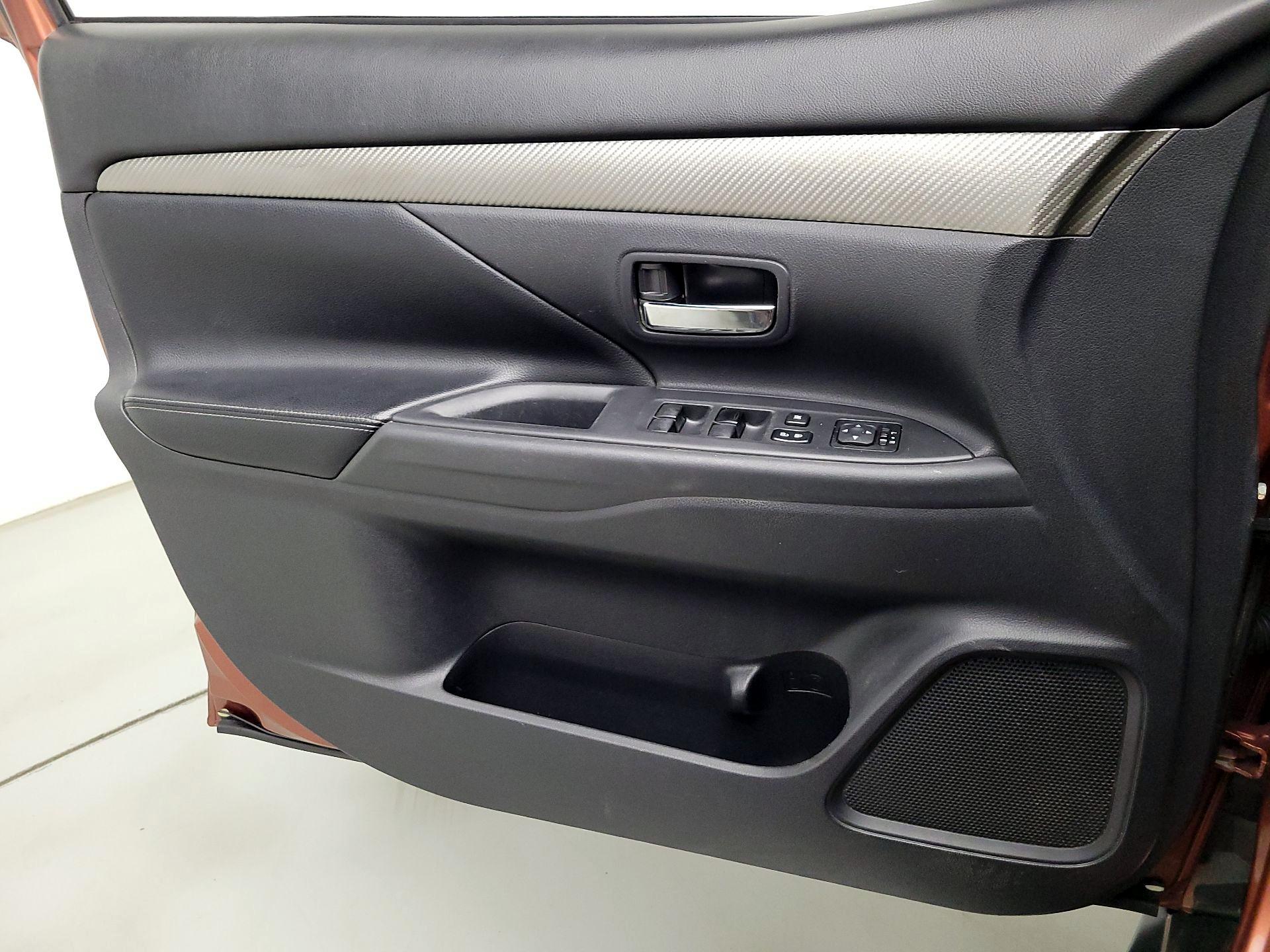 Thumbnail: 2015 Mitsubishi Outlander - 12