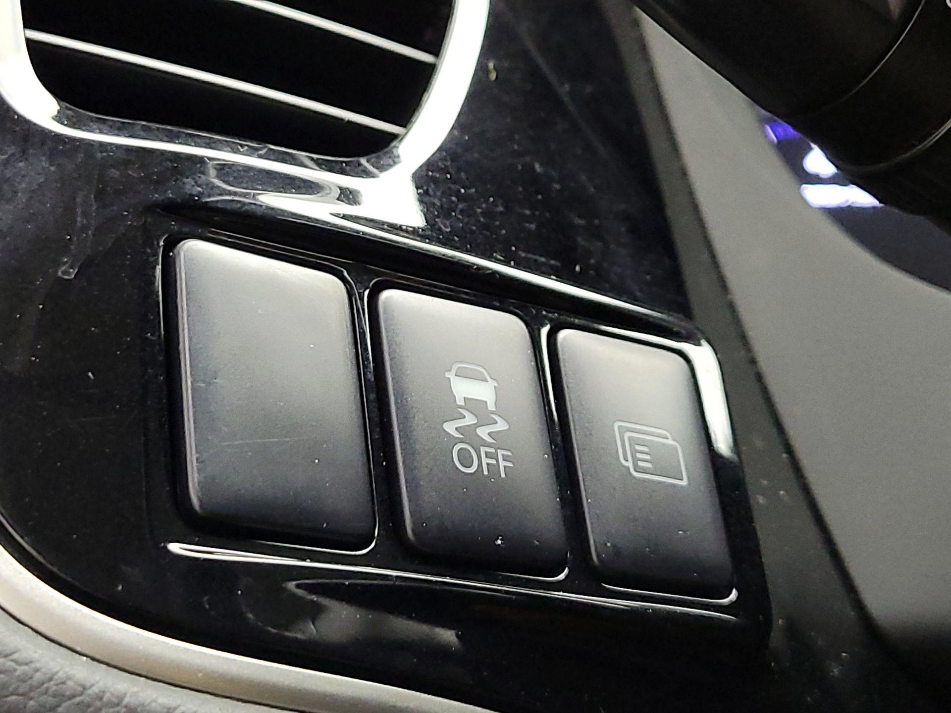 Thumbnail: 2015 Mitsubishi Outlander - 13