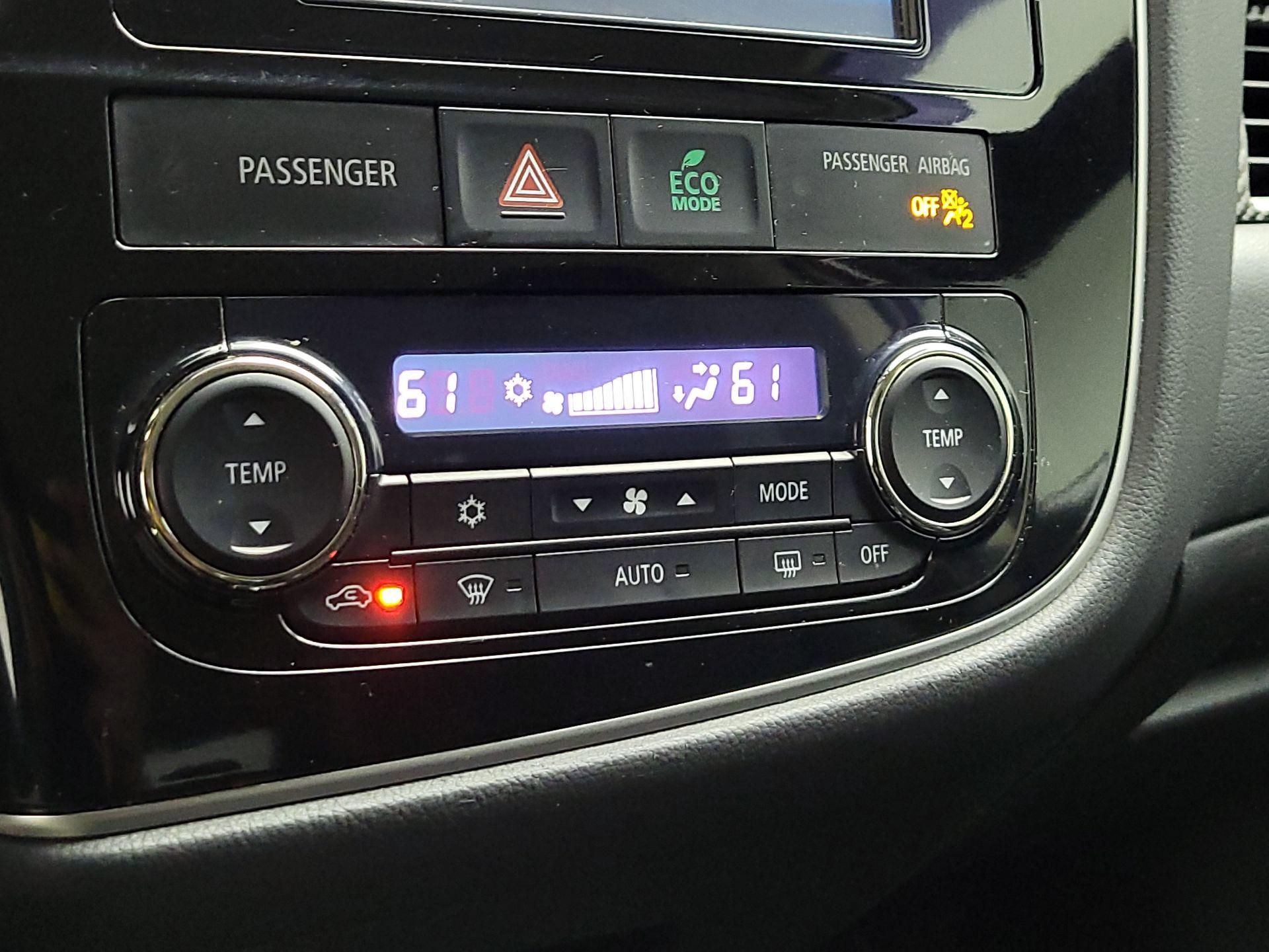 Thumbnail: 2015 Mitsubishi Outlander - 16