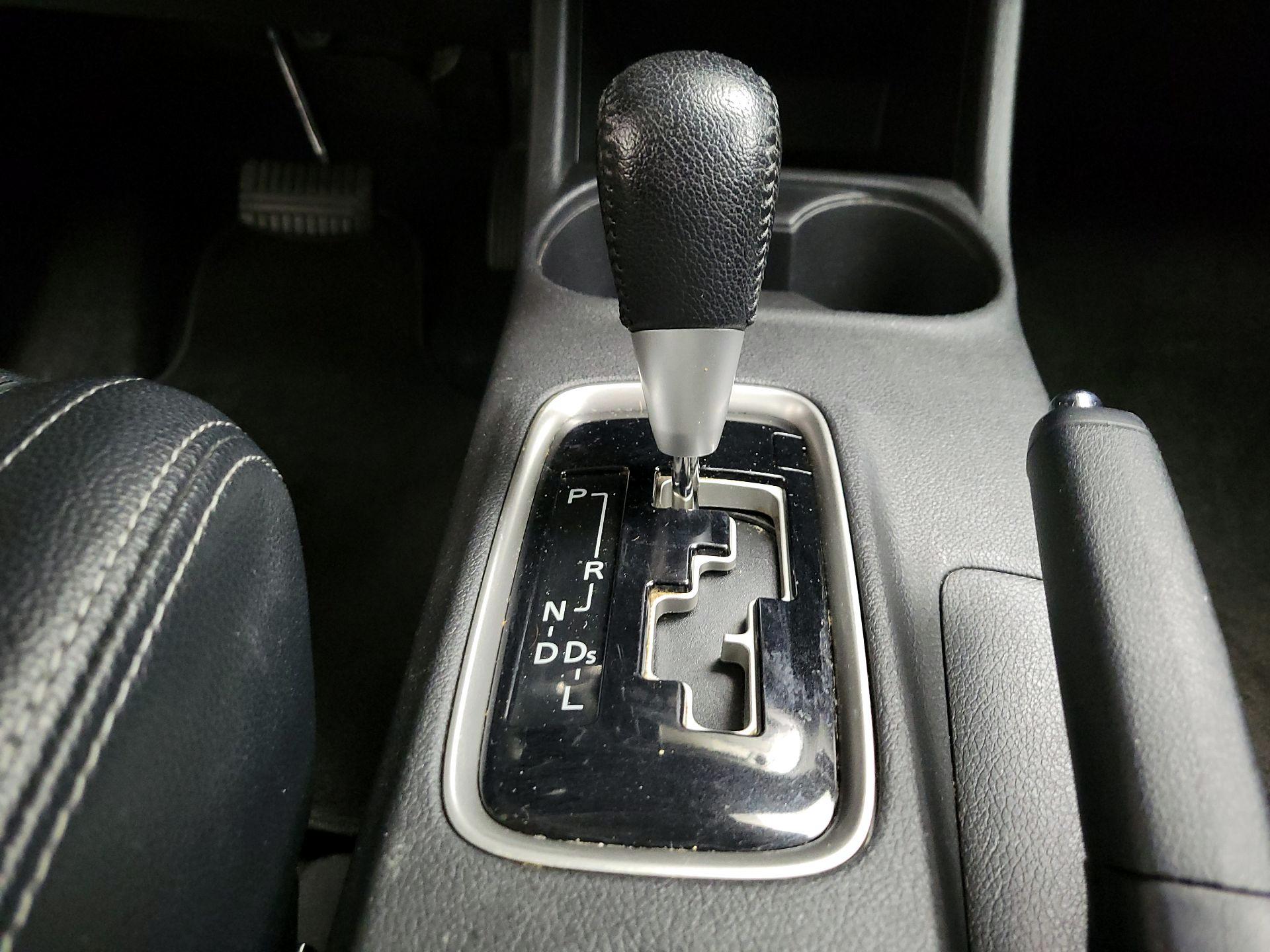 Thumbnail: 2015 Mitsubishi Outlander - 17