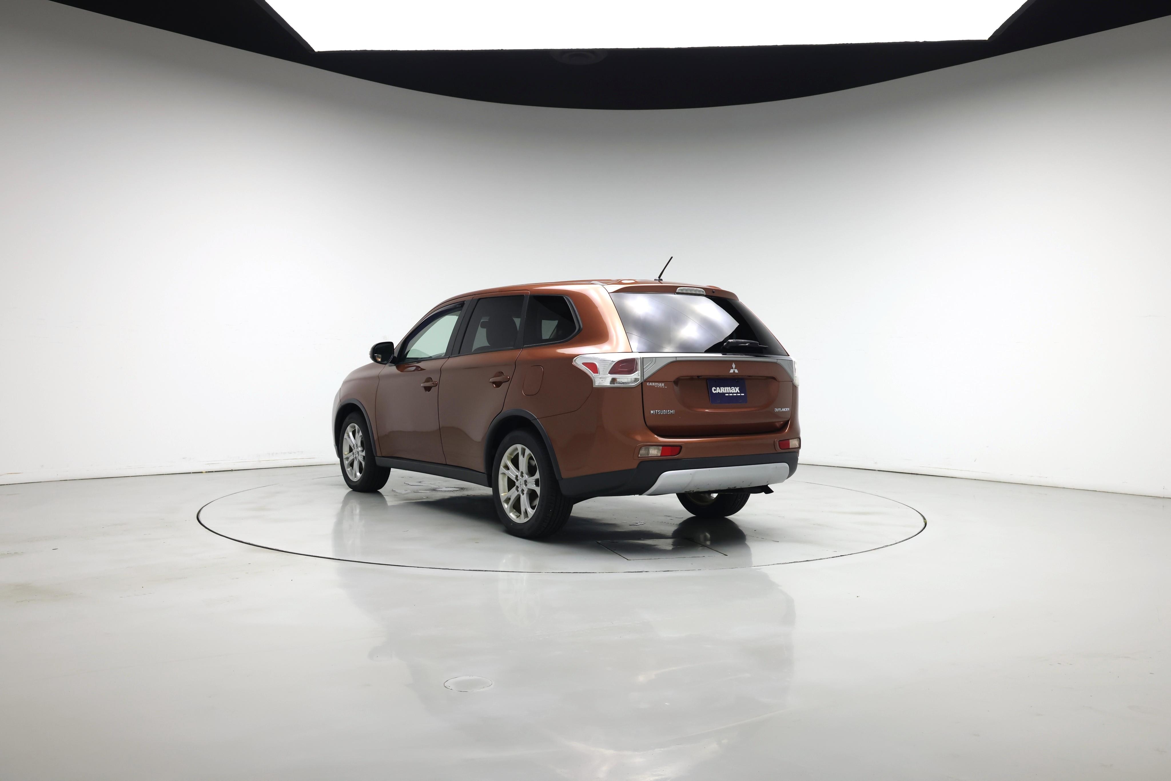Thumbnail: 2015 Mitsubishi Outlander - 2